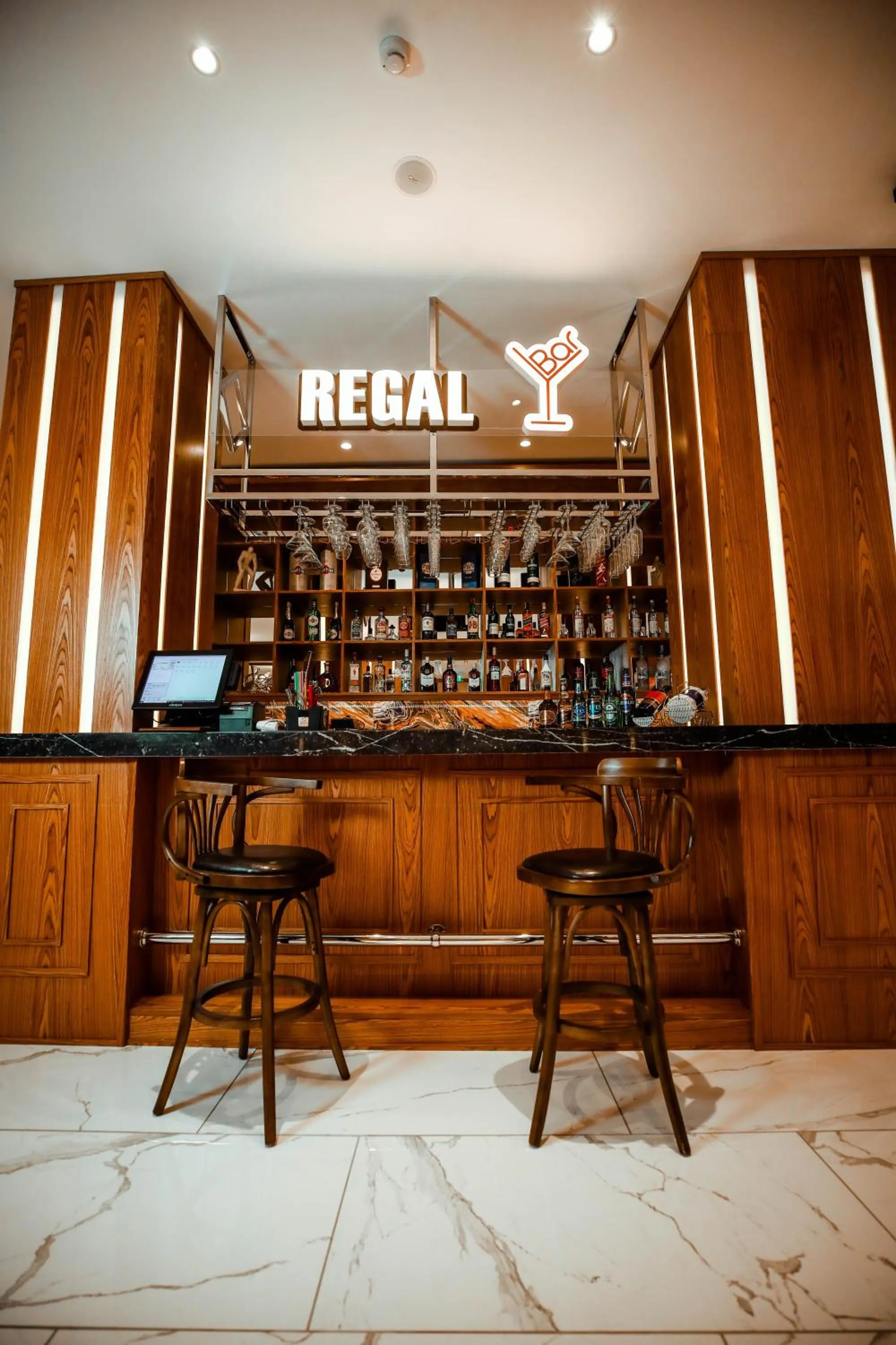 Restaurant/places to eat in Regal Inn Badamdar Hotel