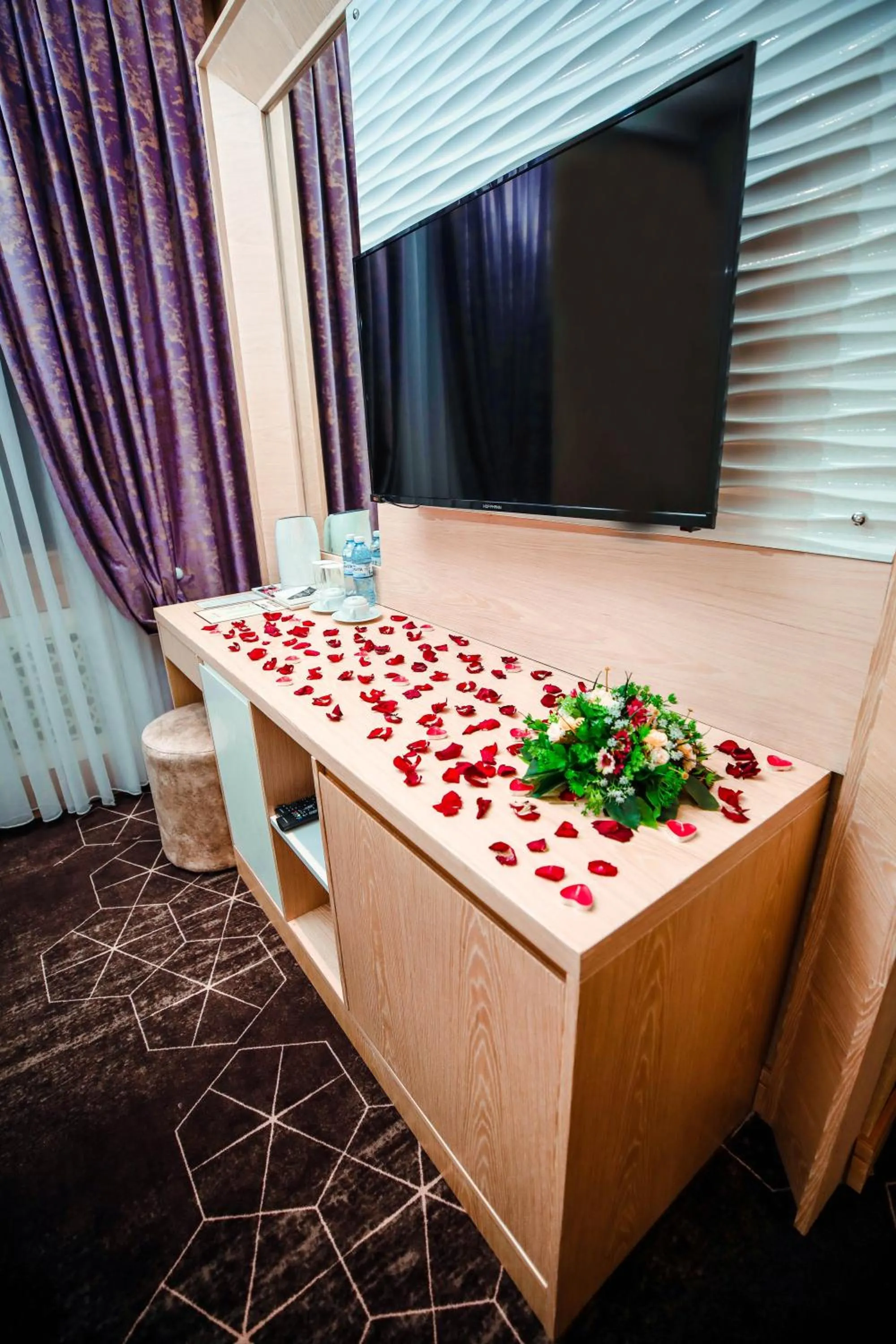 Communal lounge/ TV room in Regal Inn Badamdar Hotel