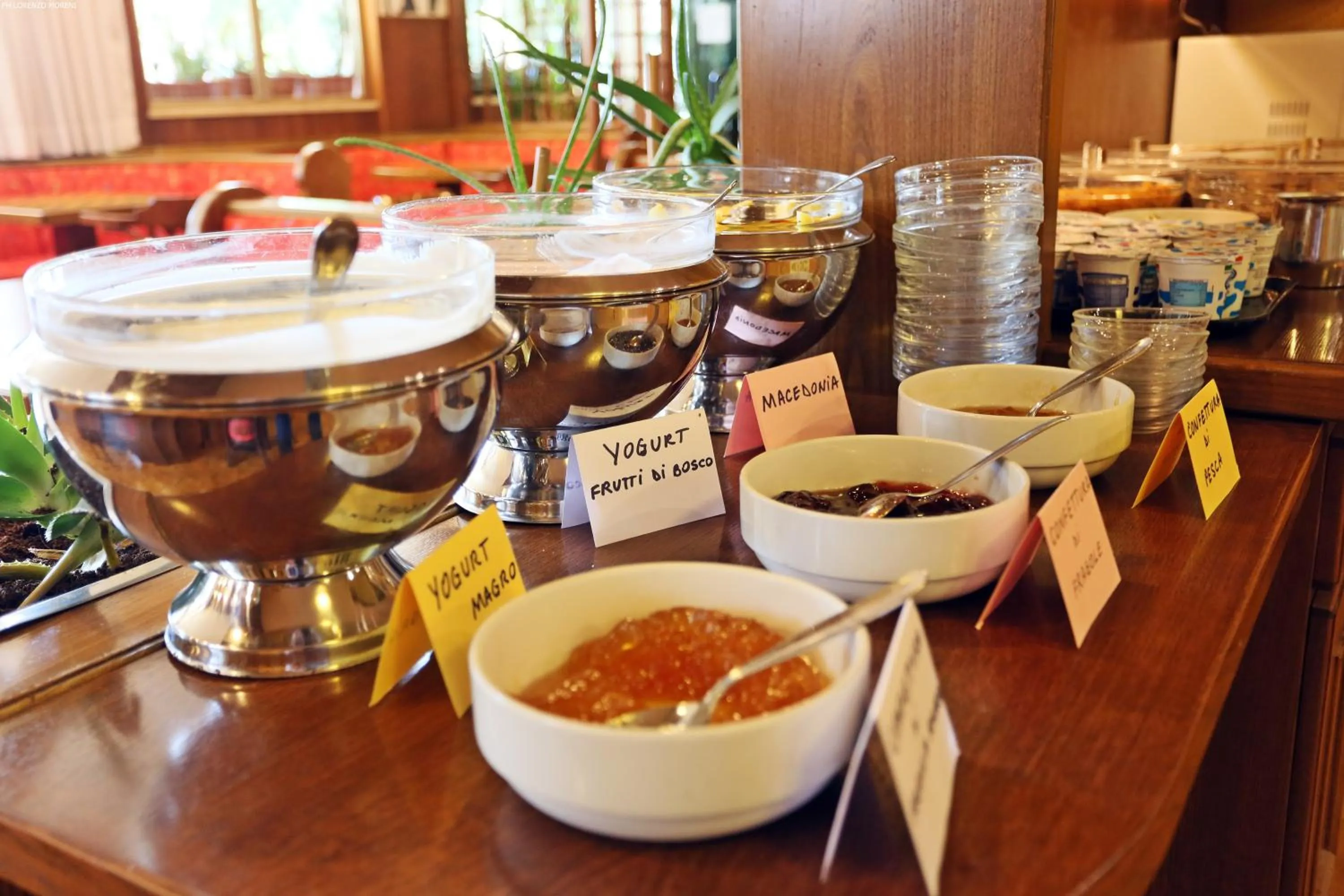 Restaurant/places to eat in Hotel Astoria