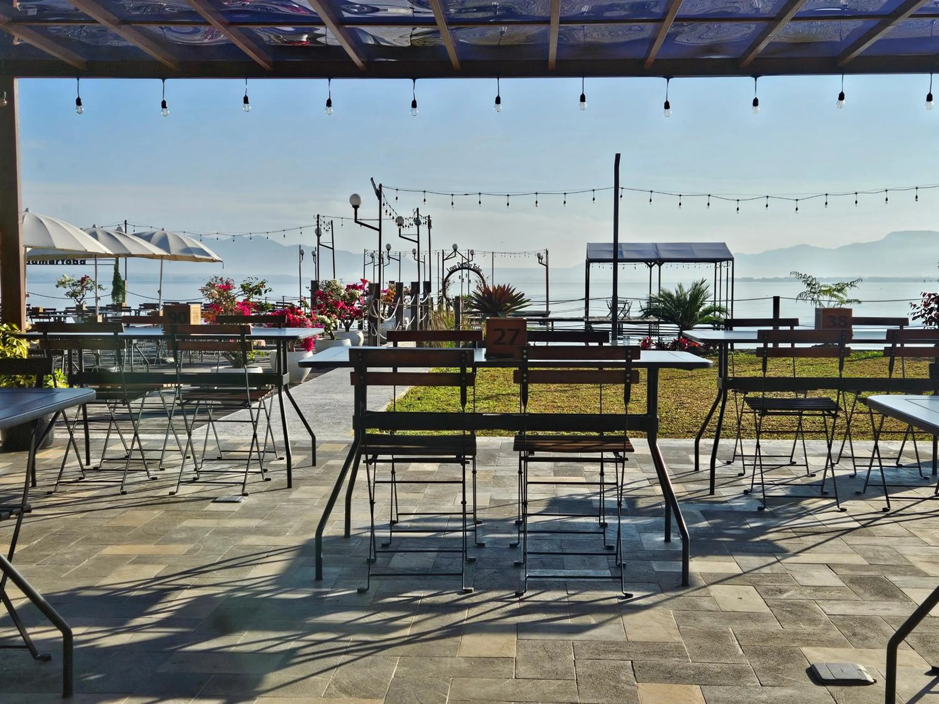 Restaurant/places to eat in Damar Toba