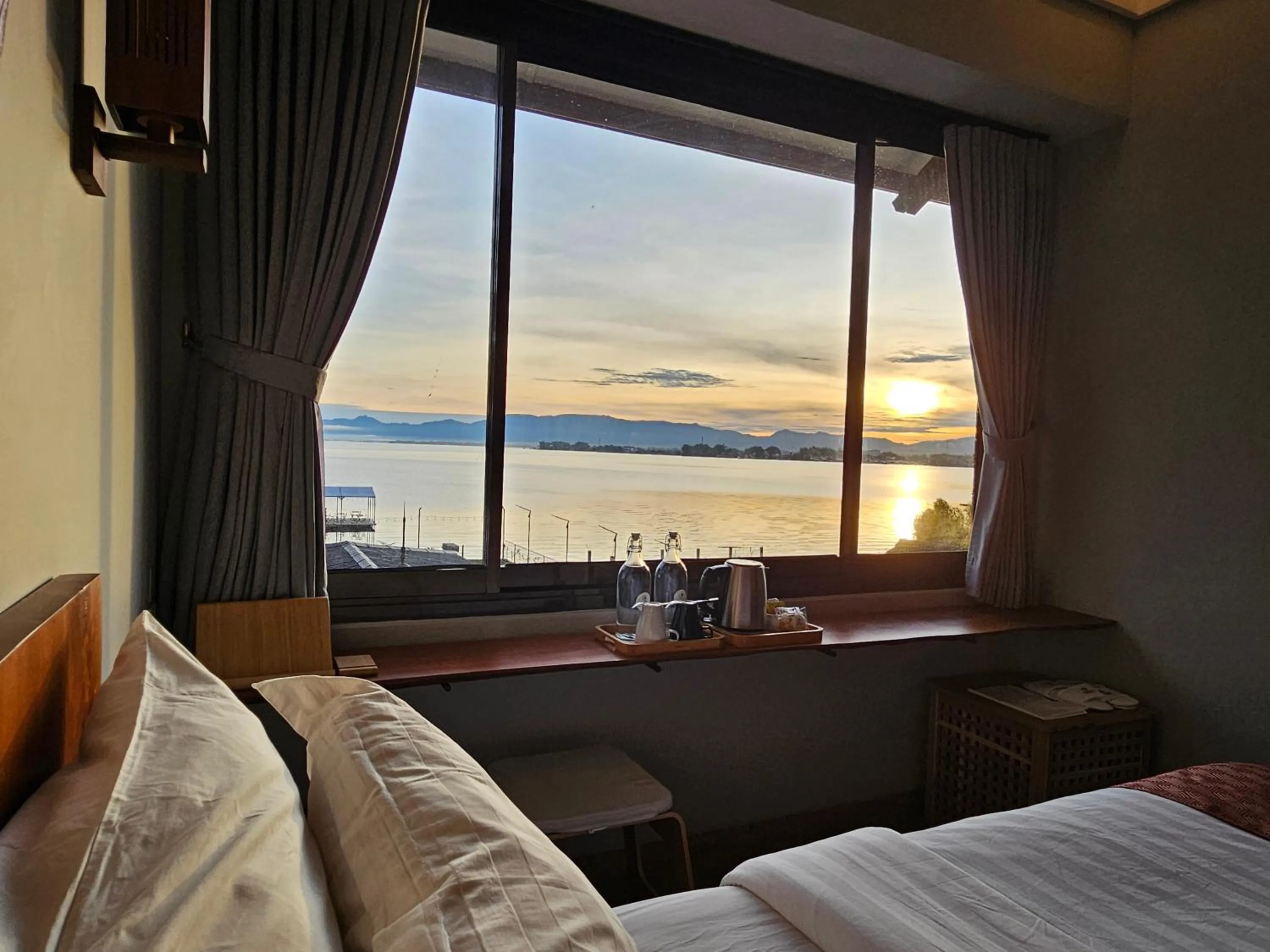 Bedroom, Bed in Damar Toba