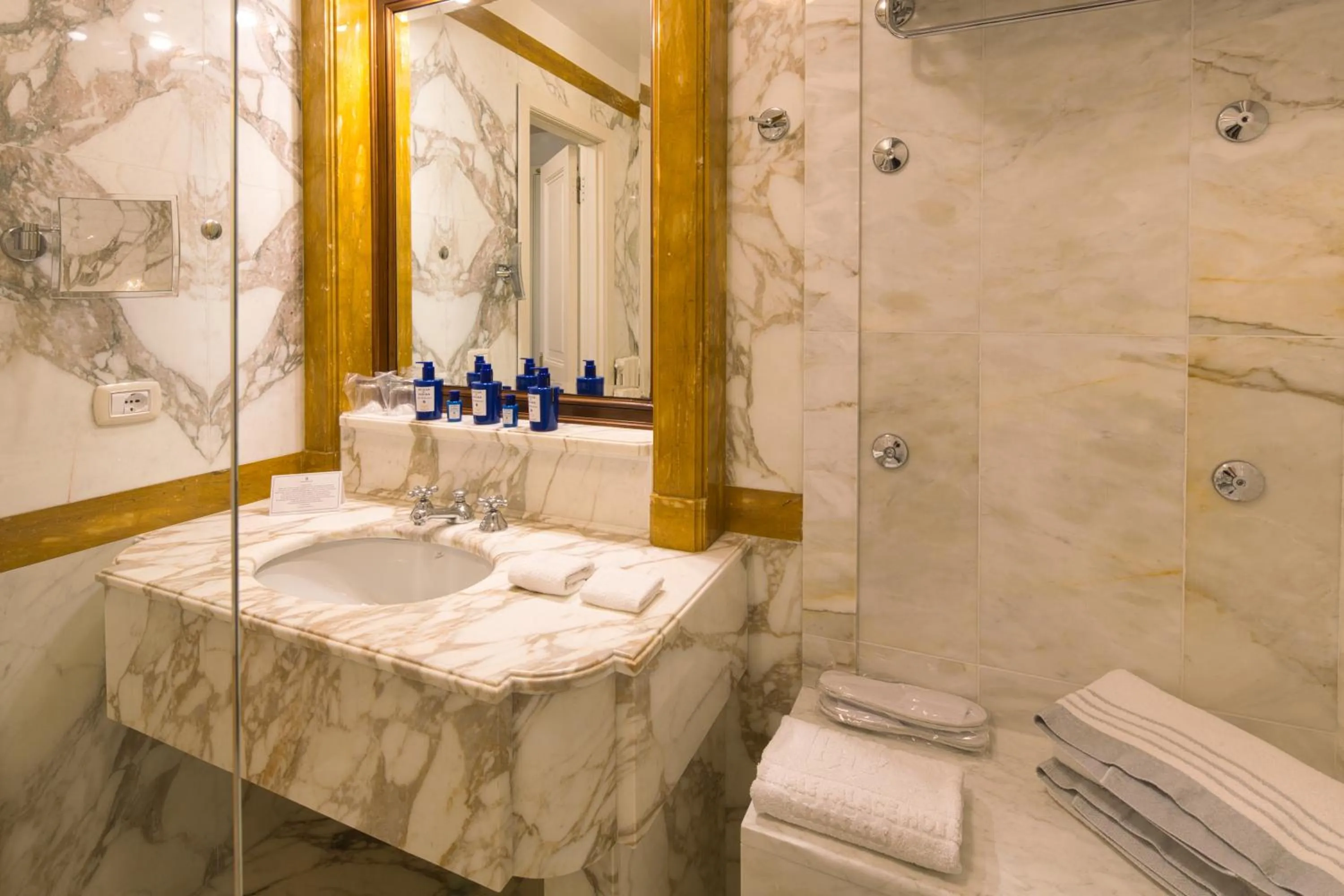 Bathroom in Imperiale Palace Hotel