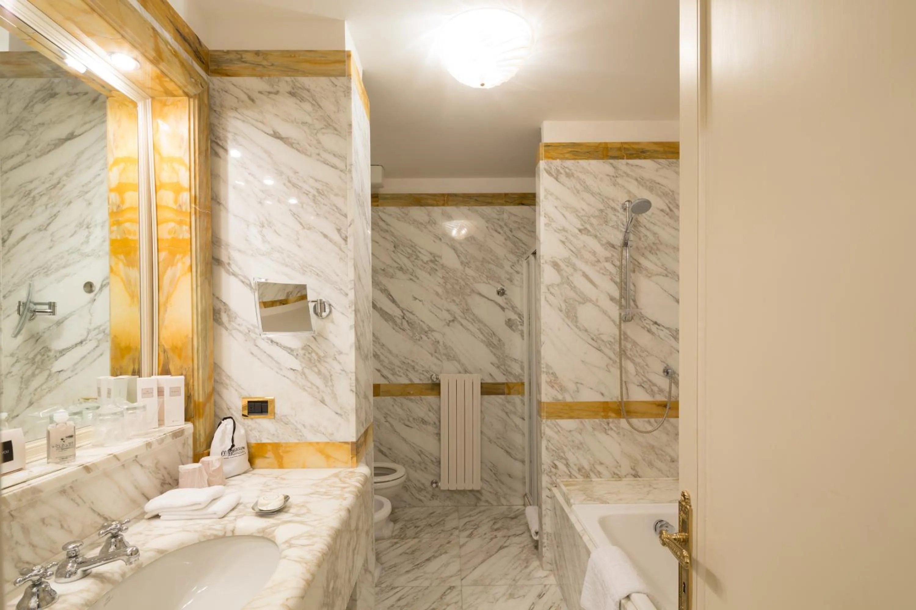 Bathroom in Imperiale Palace Hotel