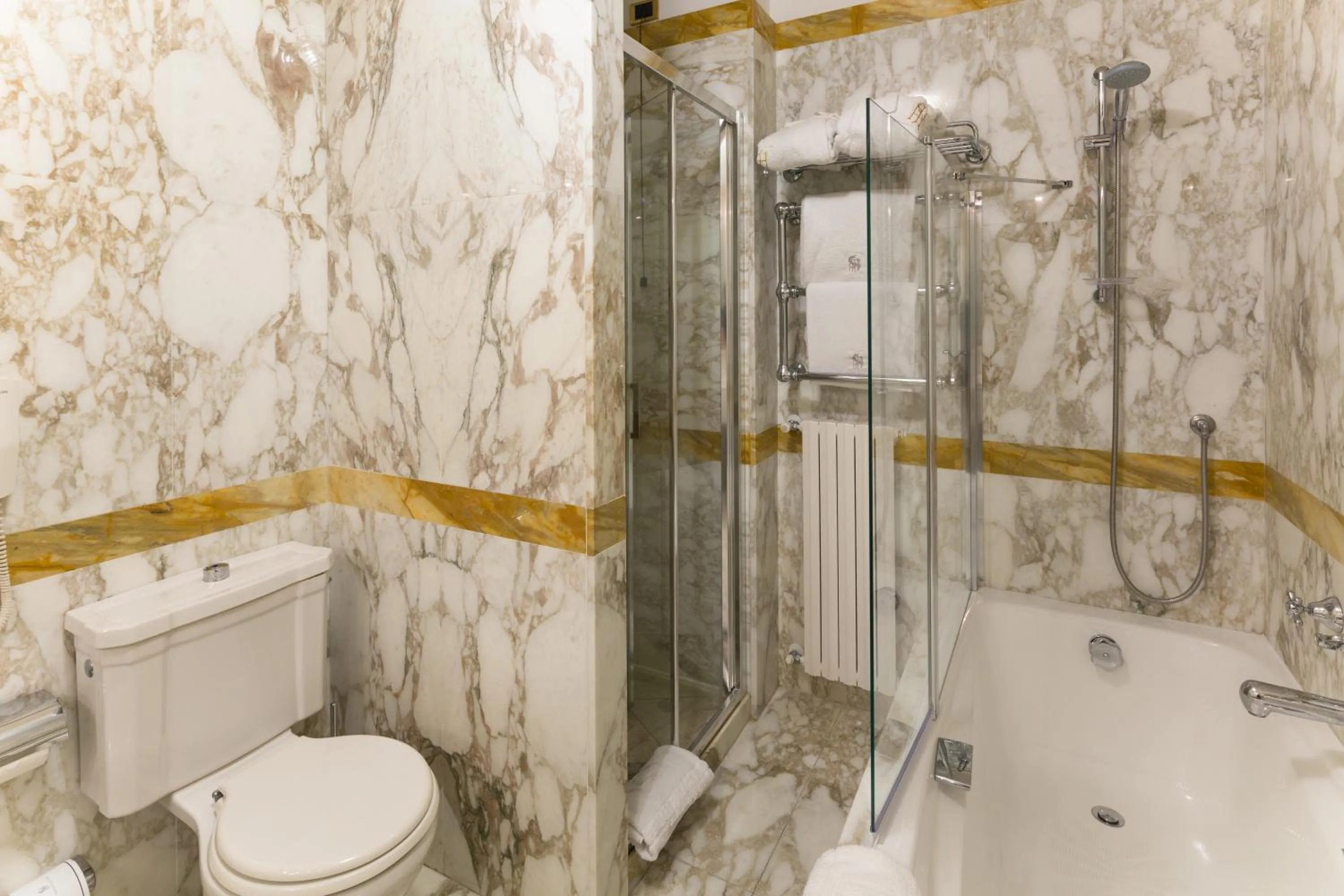 Bathroom in Imperiale Palace Hotel