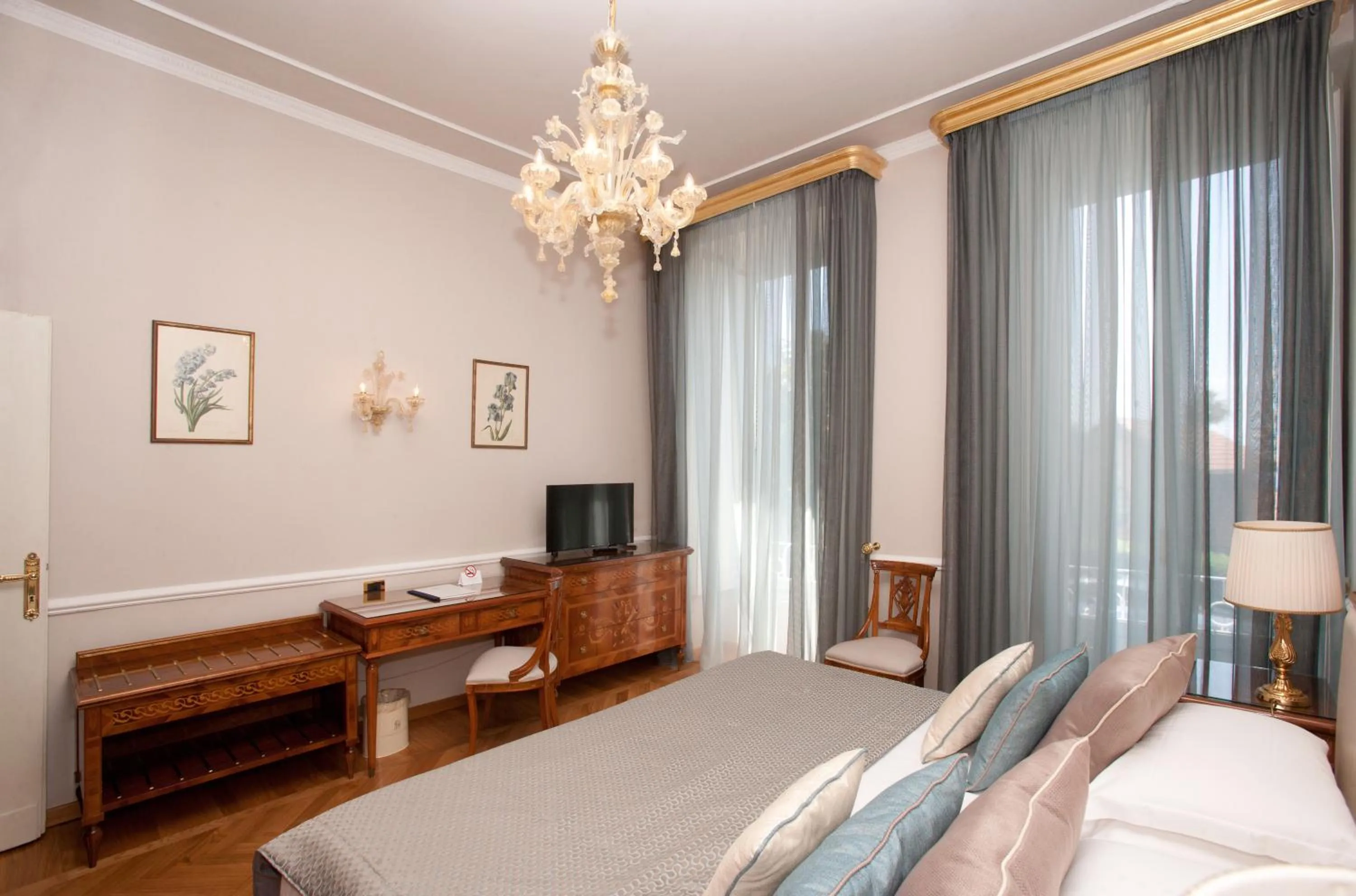 Bedroom, Bed in Imperiale Palace Hotel
