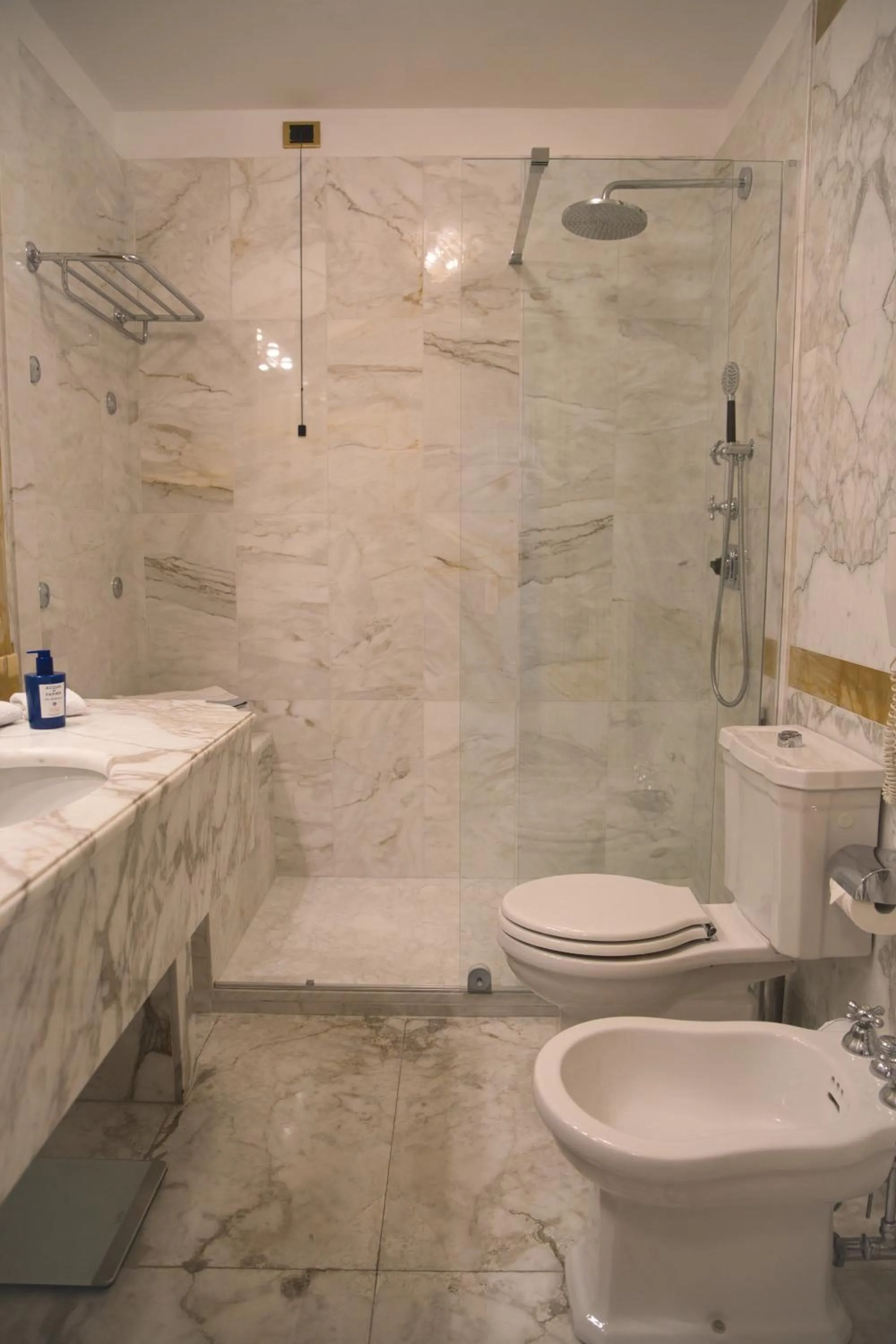 Bathroom in Imperiale Palace Hotel