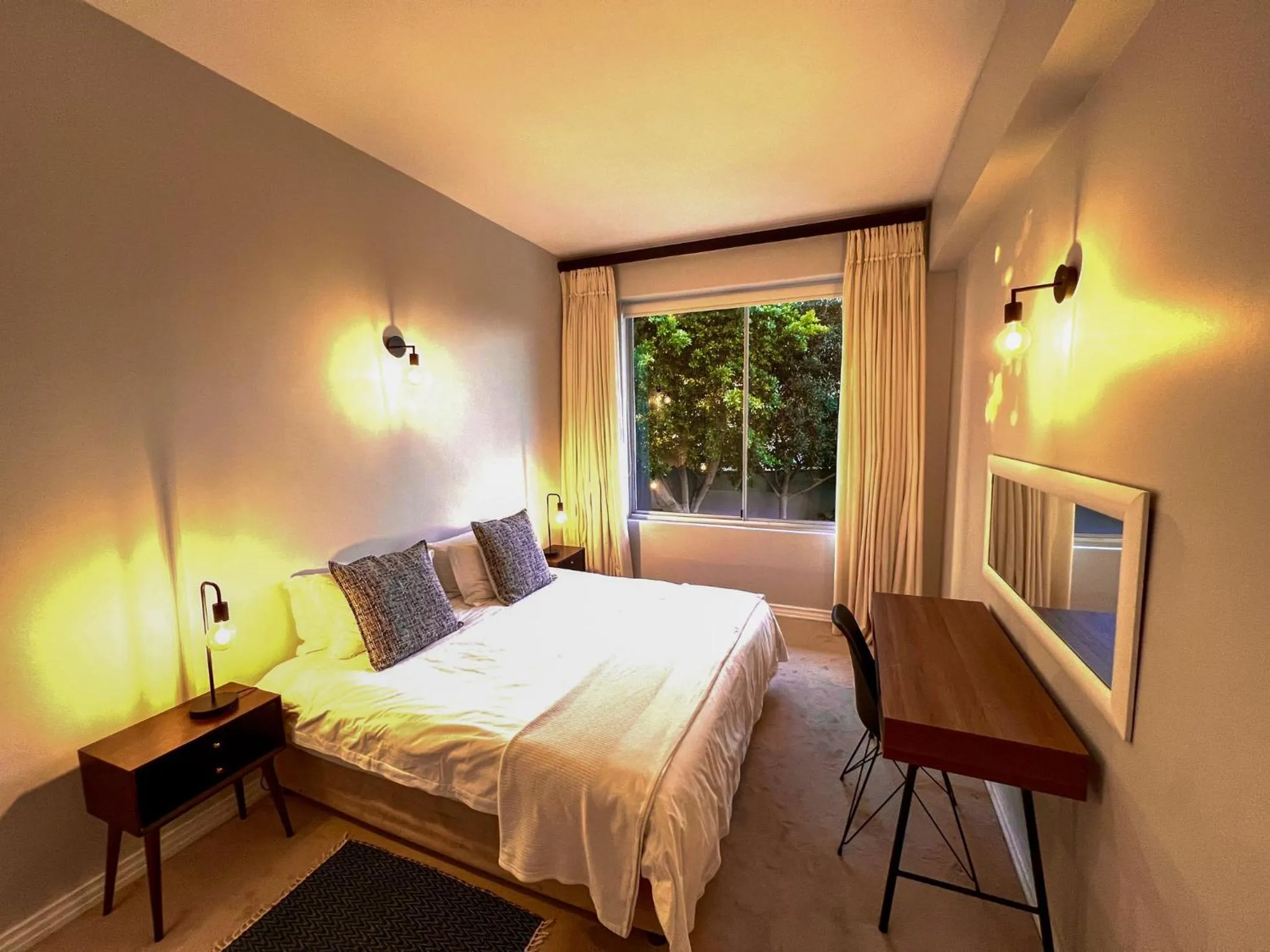 Bedroom, Bed in One On Houghton