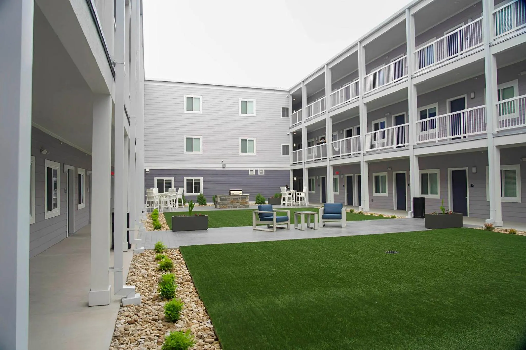 Inner courtyard view in stayAPT Suites San Antonio-Lackland