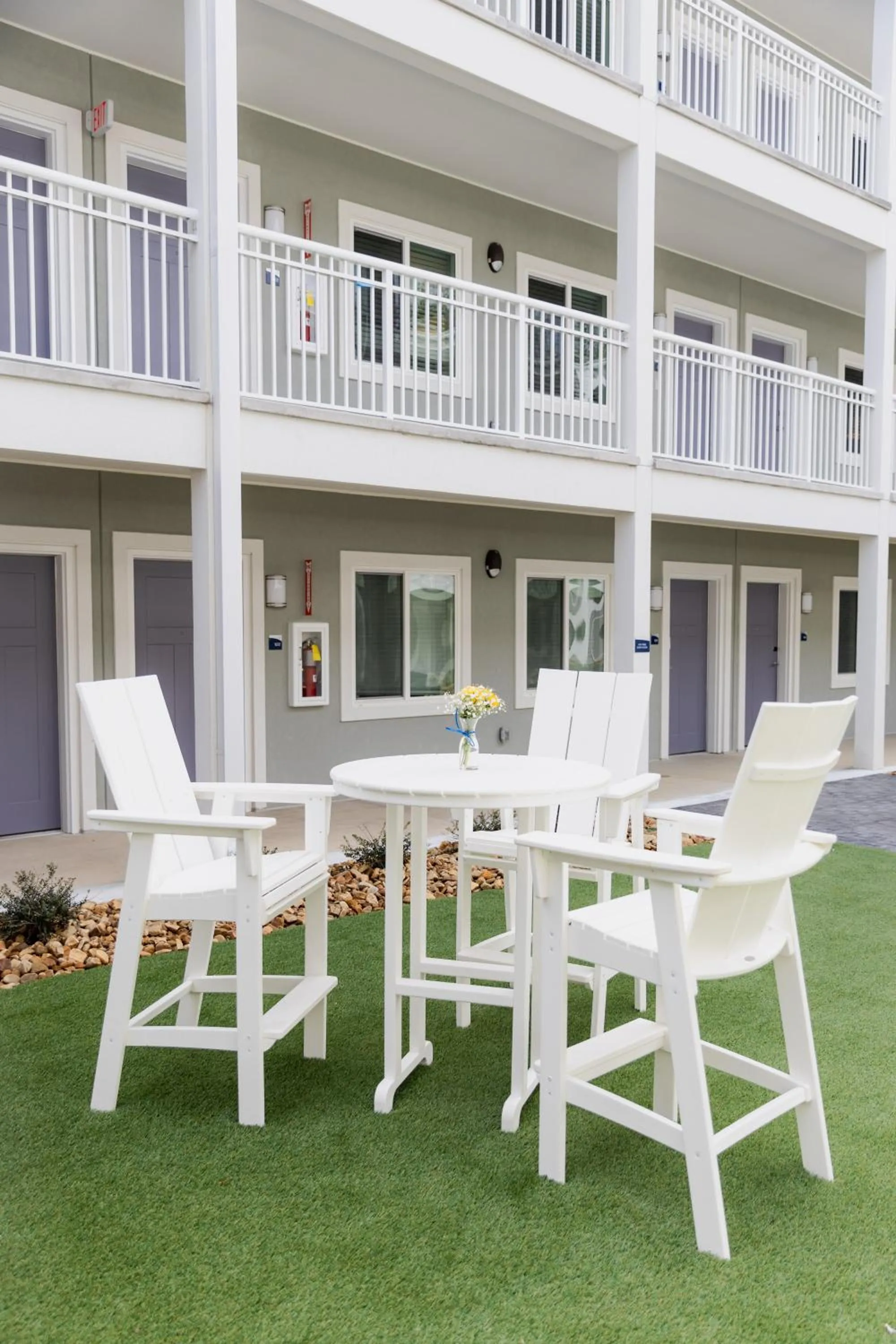 Inner courtyard view in stayAPT Suites San Antonio-Lackland