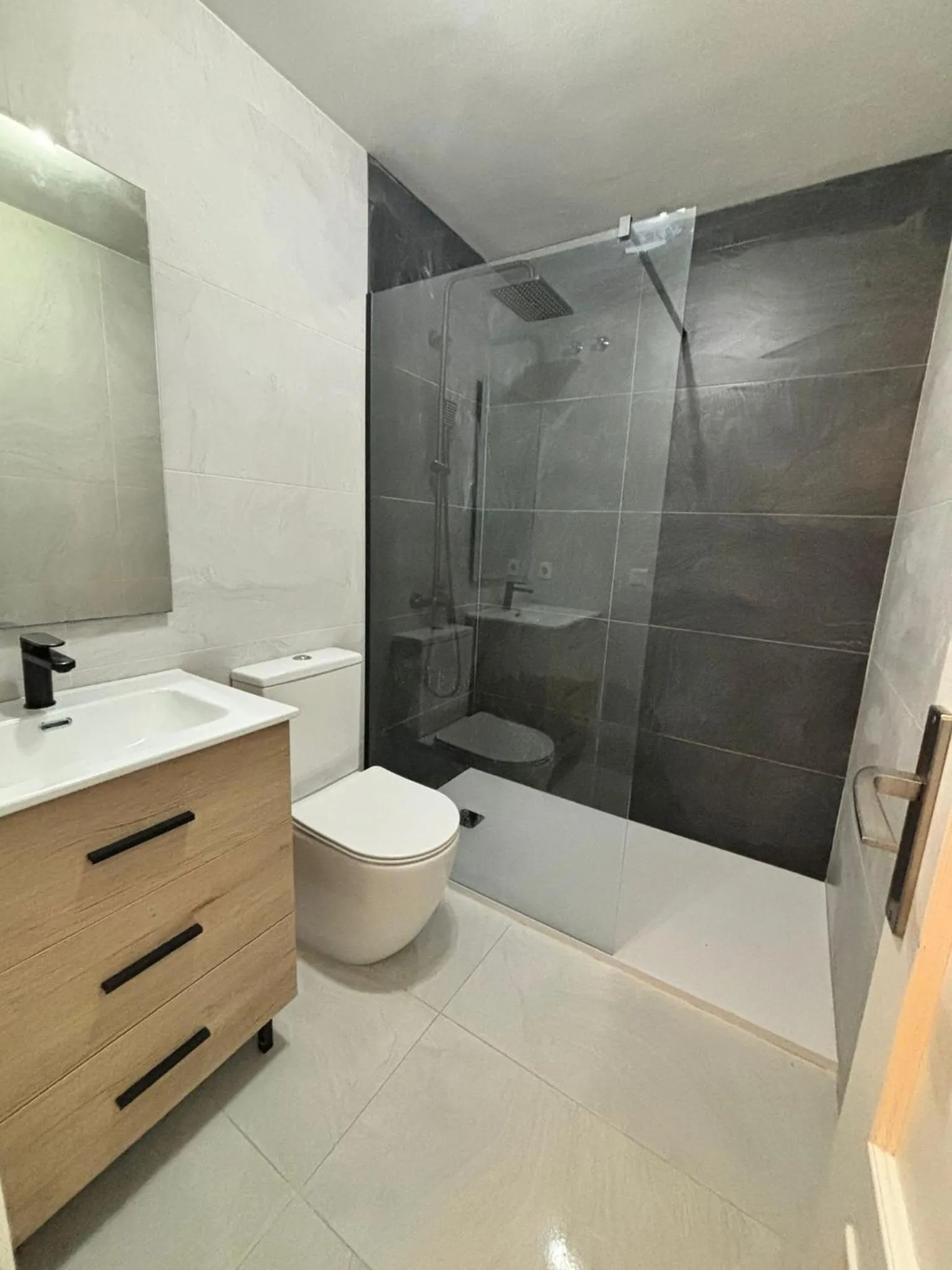 Shower in Apartamento turístico Azahara