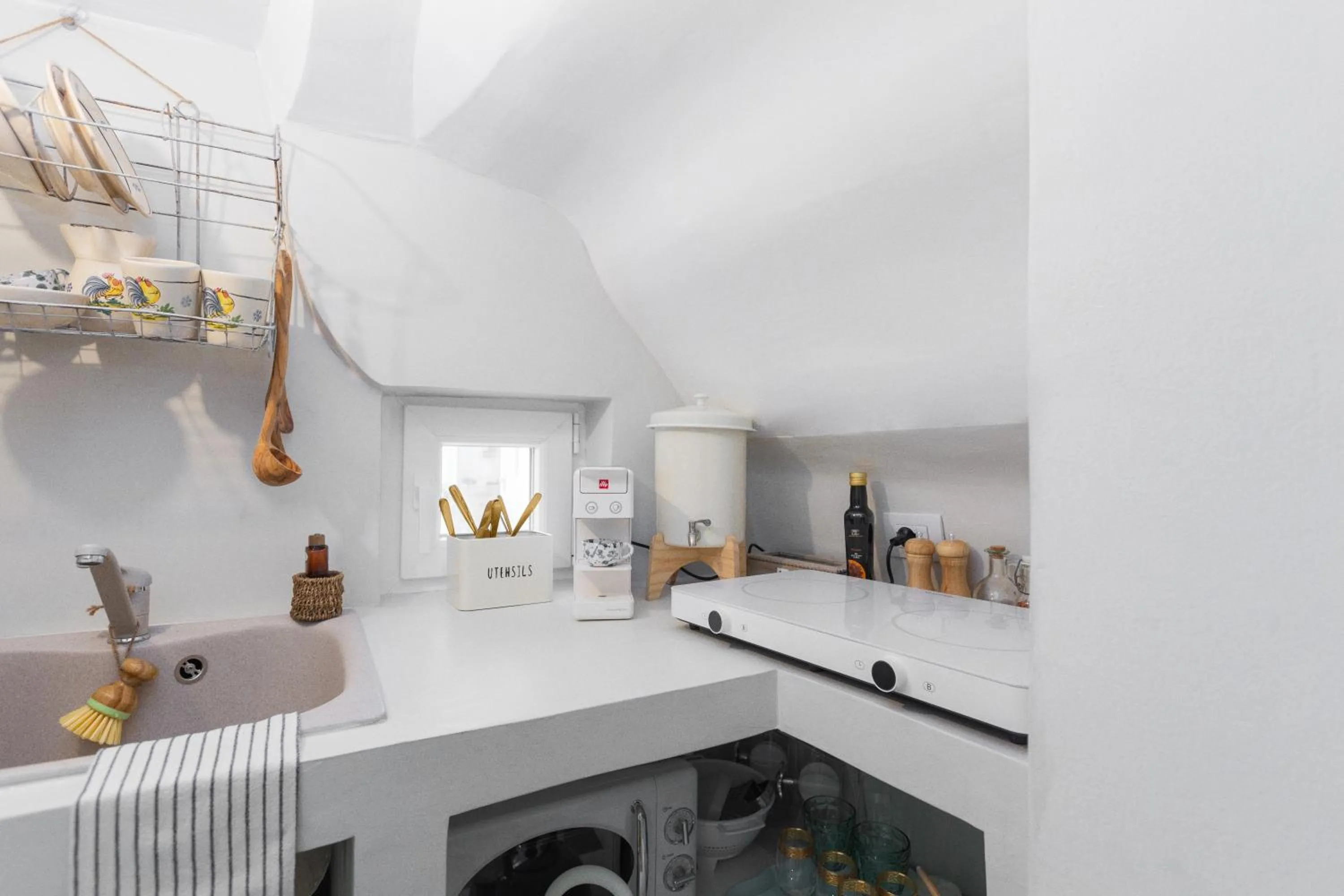 kitchen in BELLE HOME OSTUNI vasca vista mare