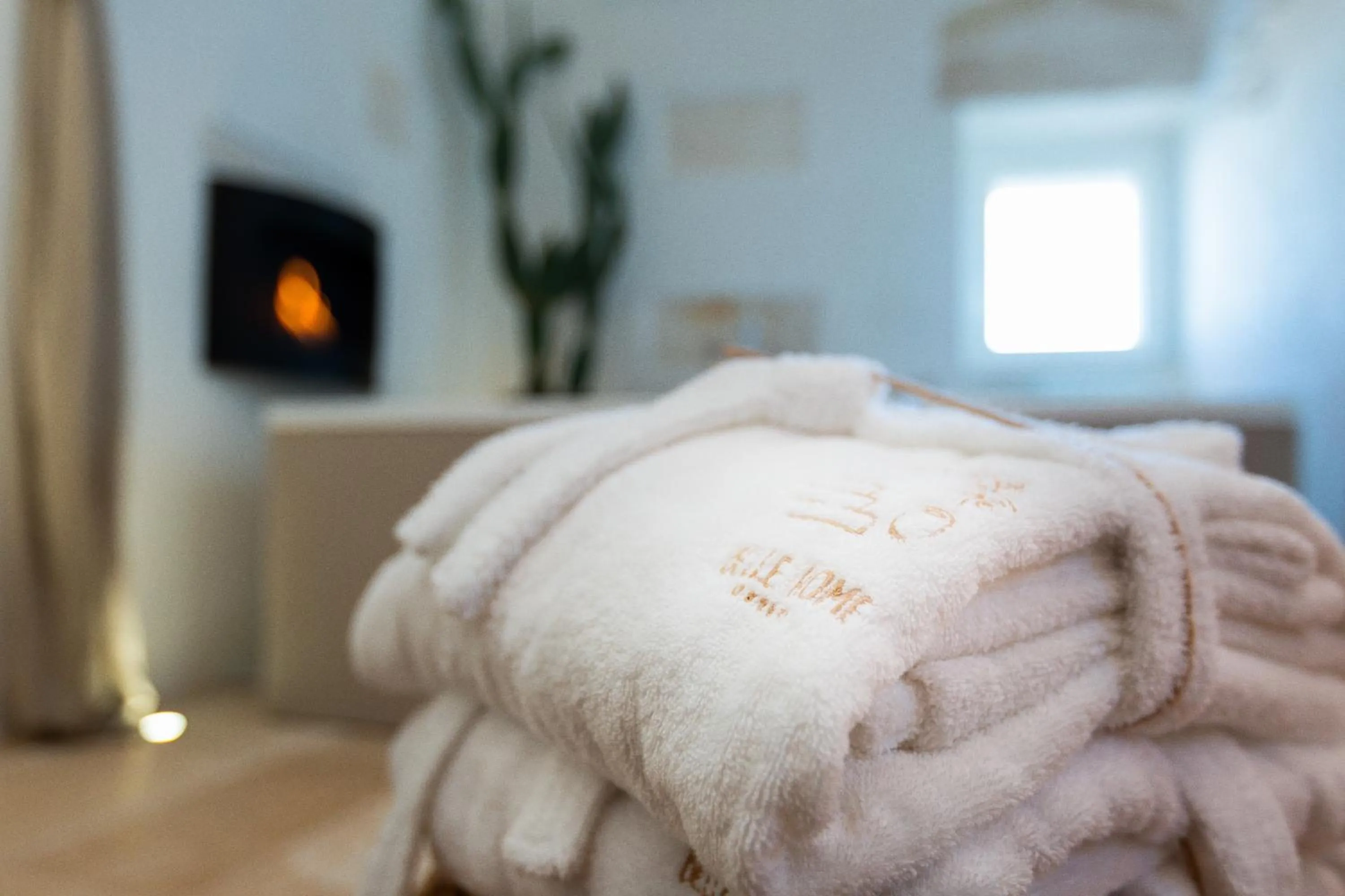 towels, Bed in BELLE HOME OSTUNI vasca vista mare