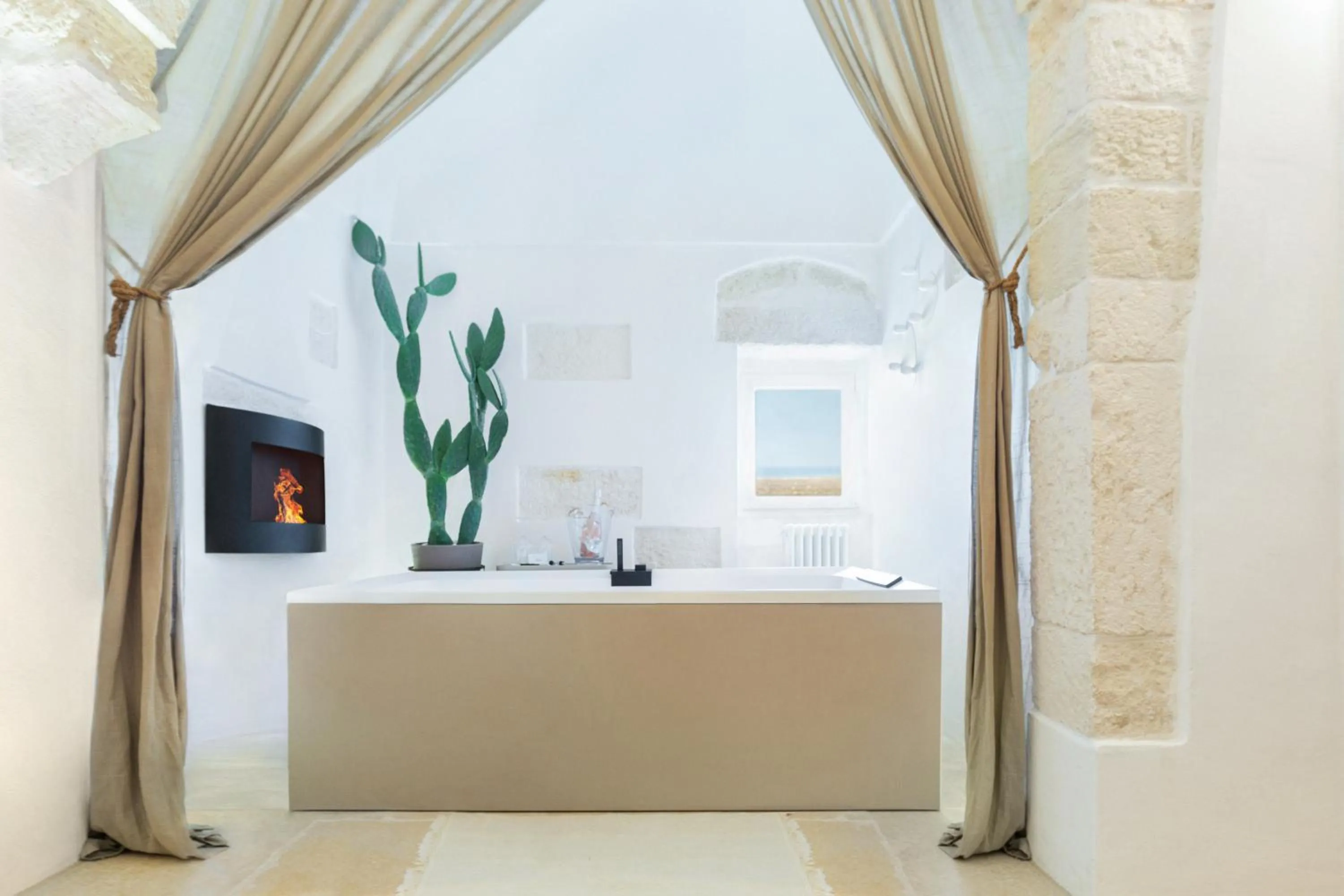 Communal lounge/ TV room in BELLE HOME OSTUNI vasca vista mare