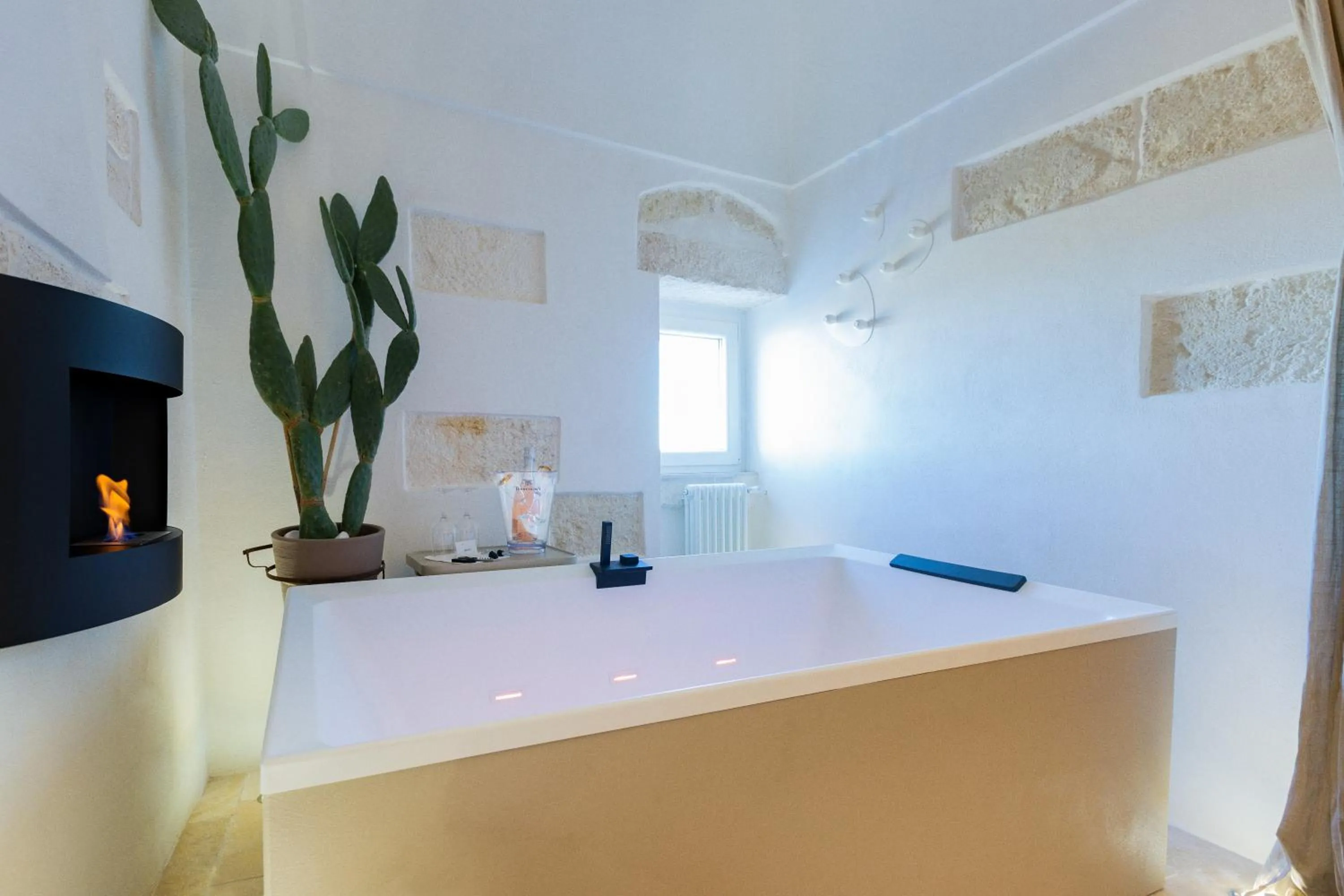 Bath in BELLE HOME OSTUNI vasca vista mare