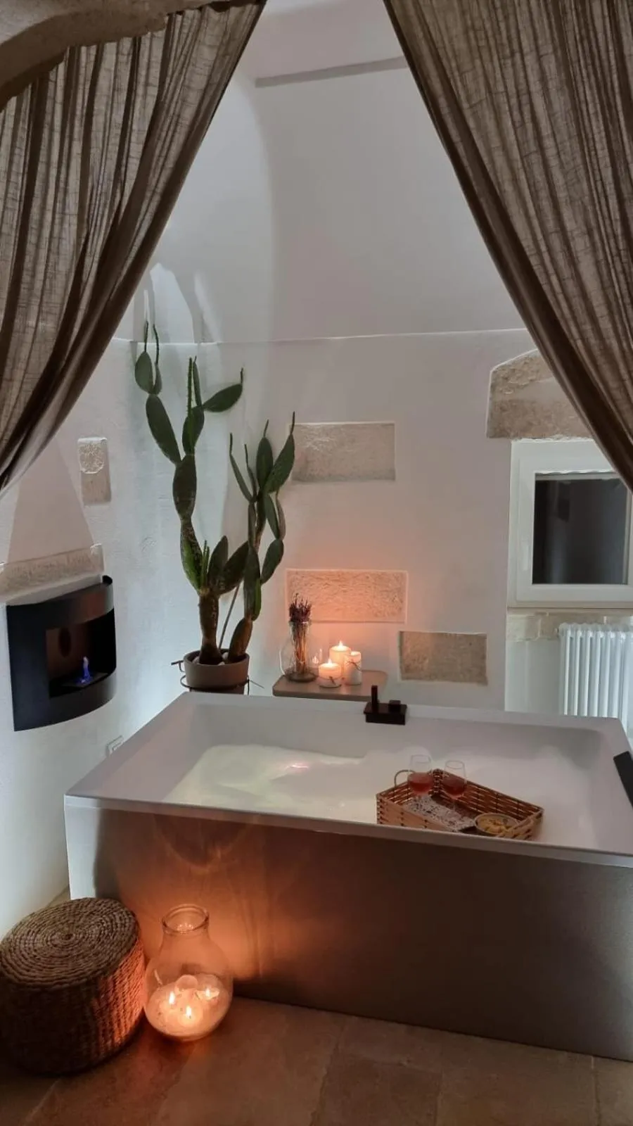 Hot Tub, Bed in BELLE HOME OSTUNI vasca vista mare