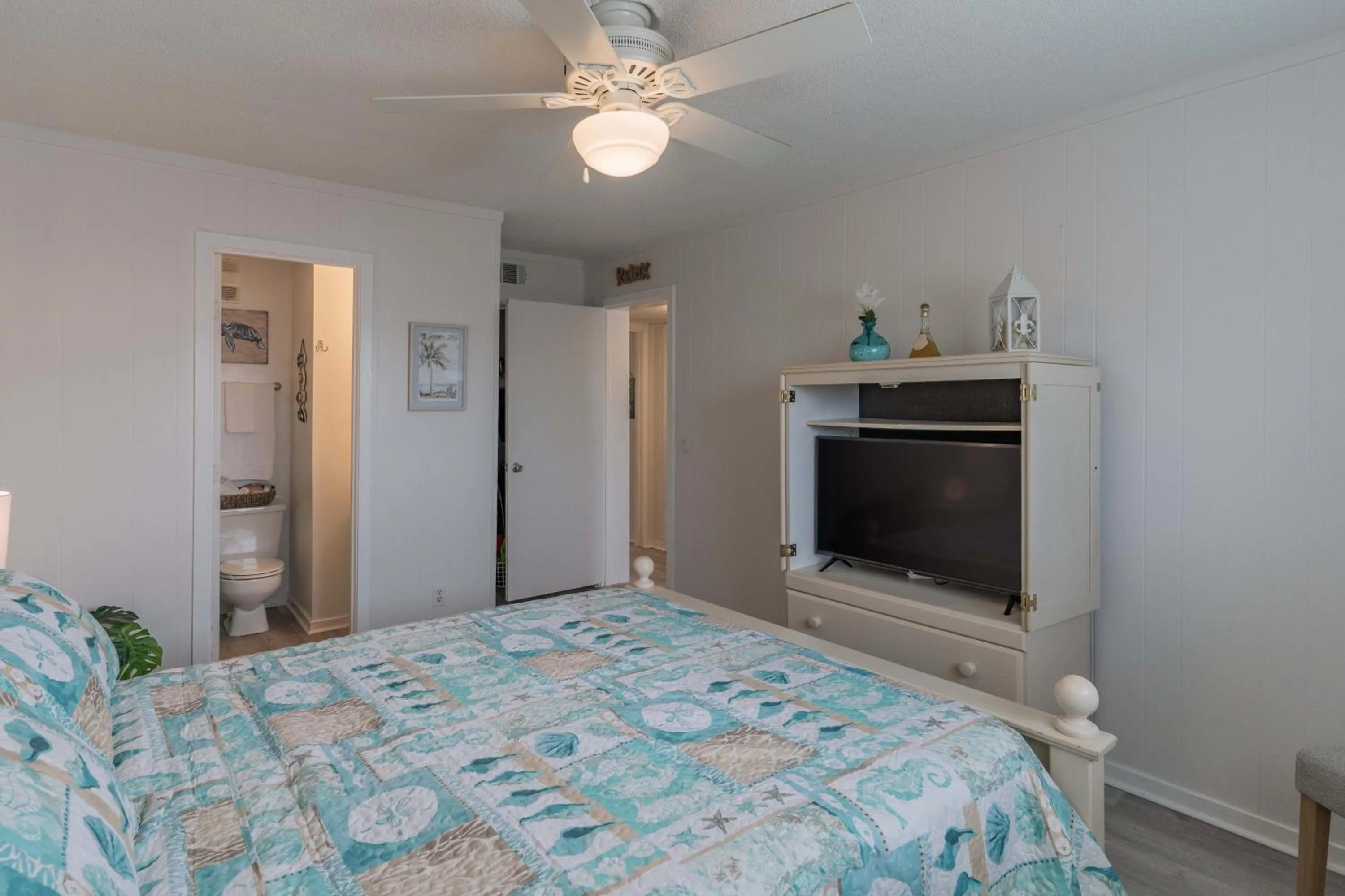 Gorgeous 2 Bedroom Condo
