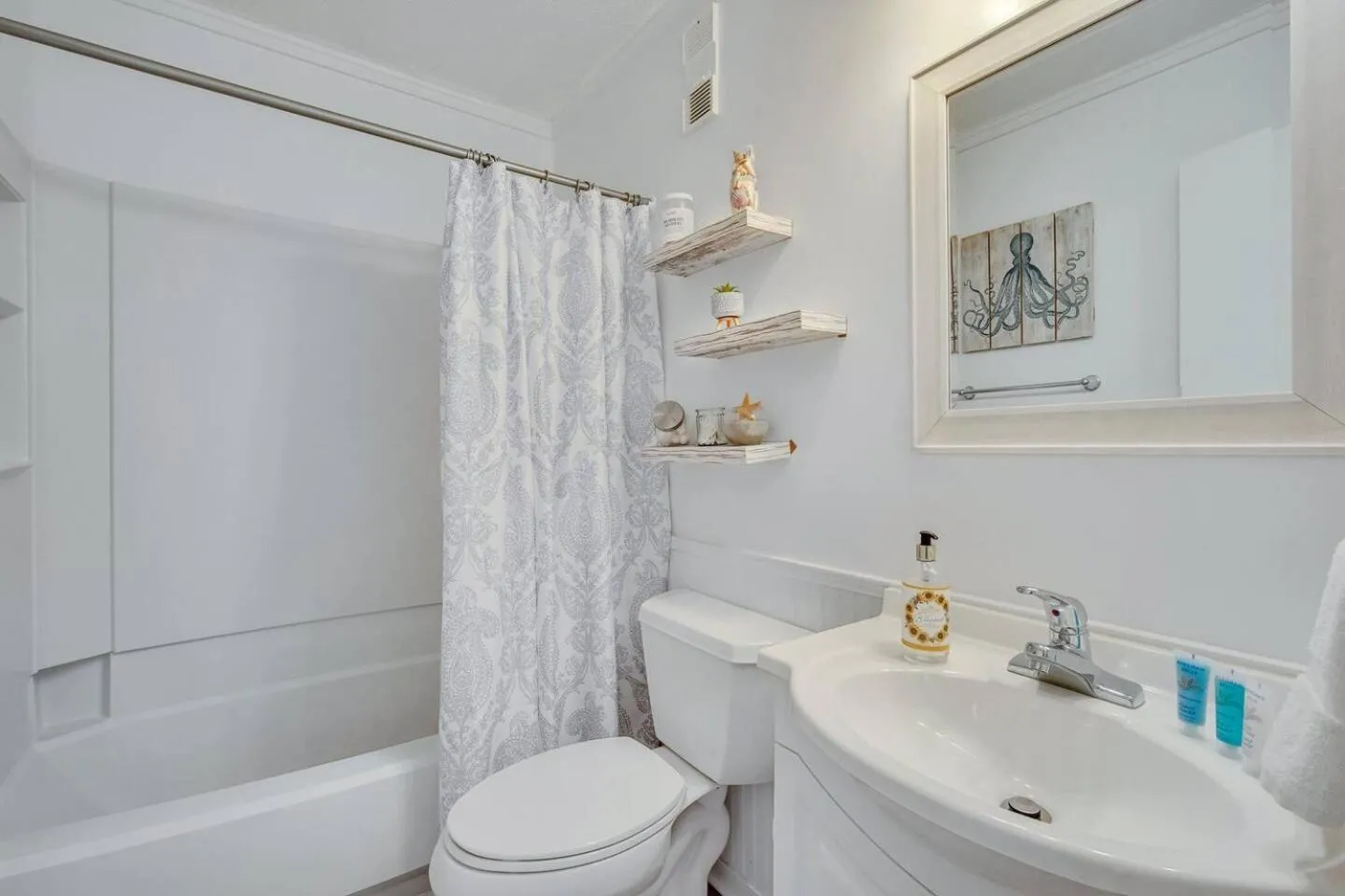Gorgeous 2 Bedroom Condo