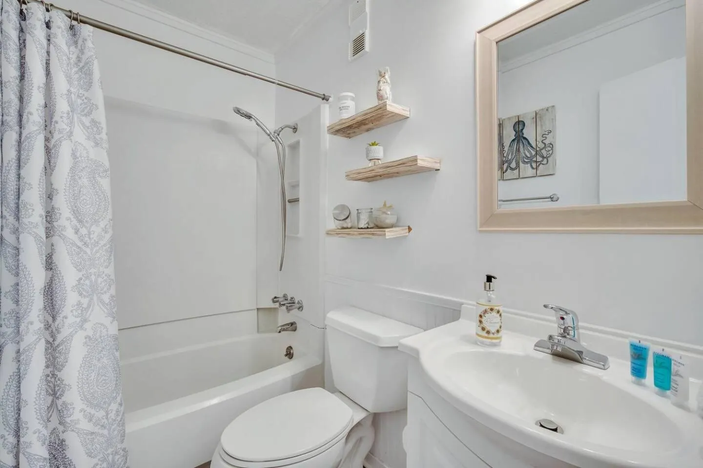 Gorgeous 2 Bedroom Condo