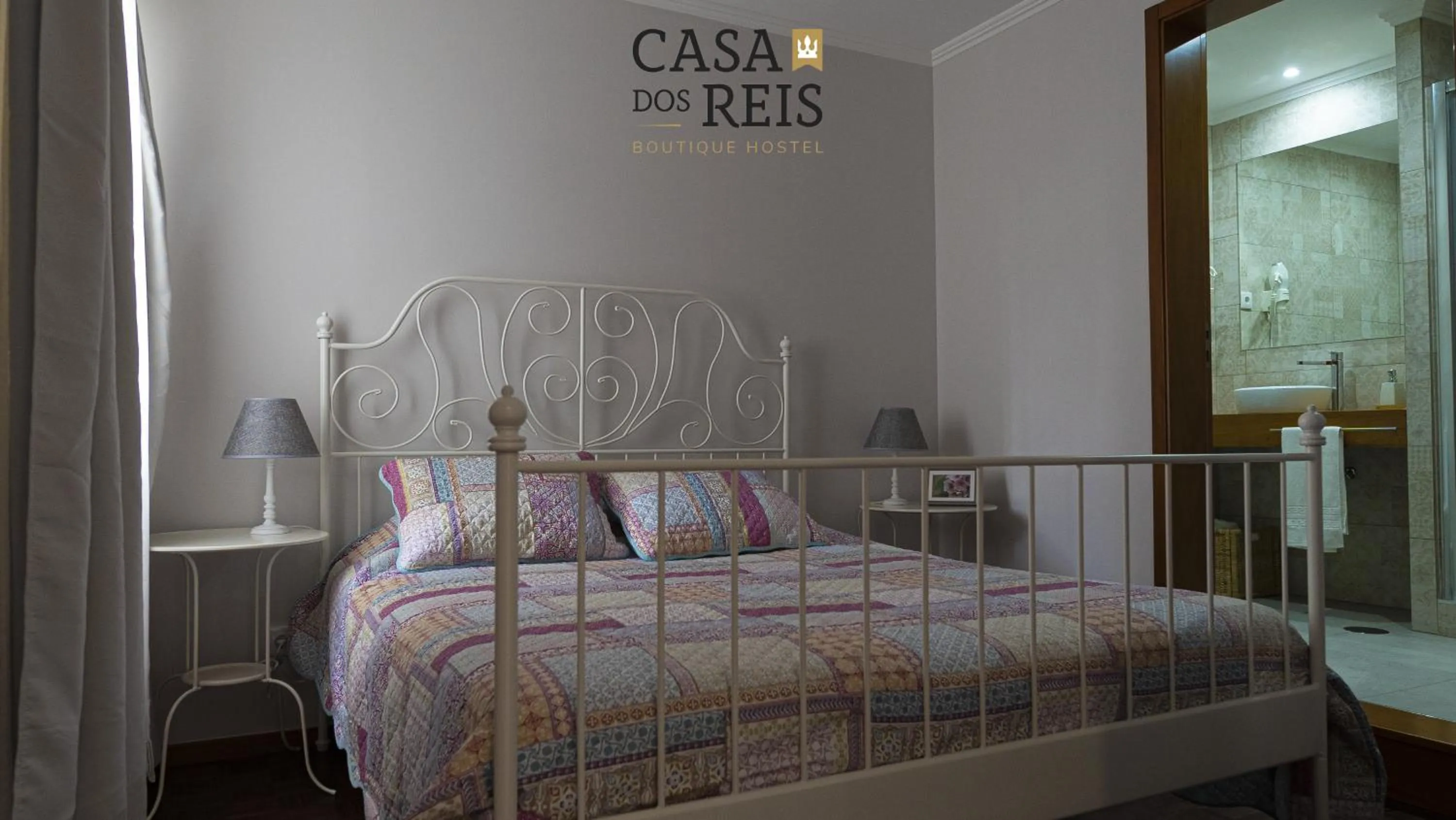 Bathroom, Bed in Casa Dos Reis - Boutique Hostel