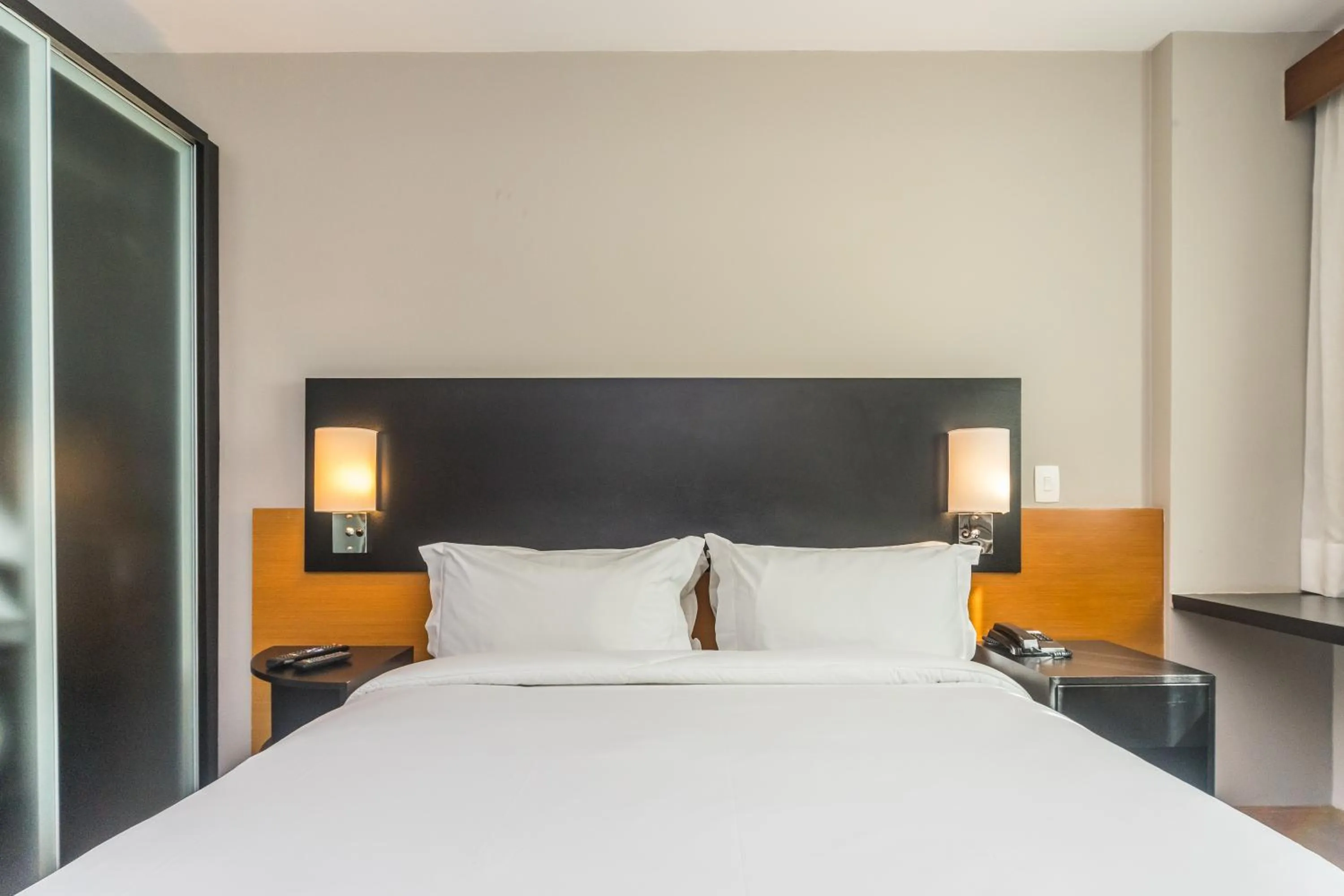 Bed in Paraíso Suítes by Charlie