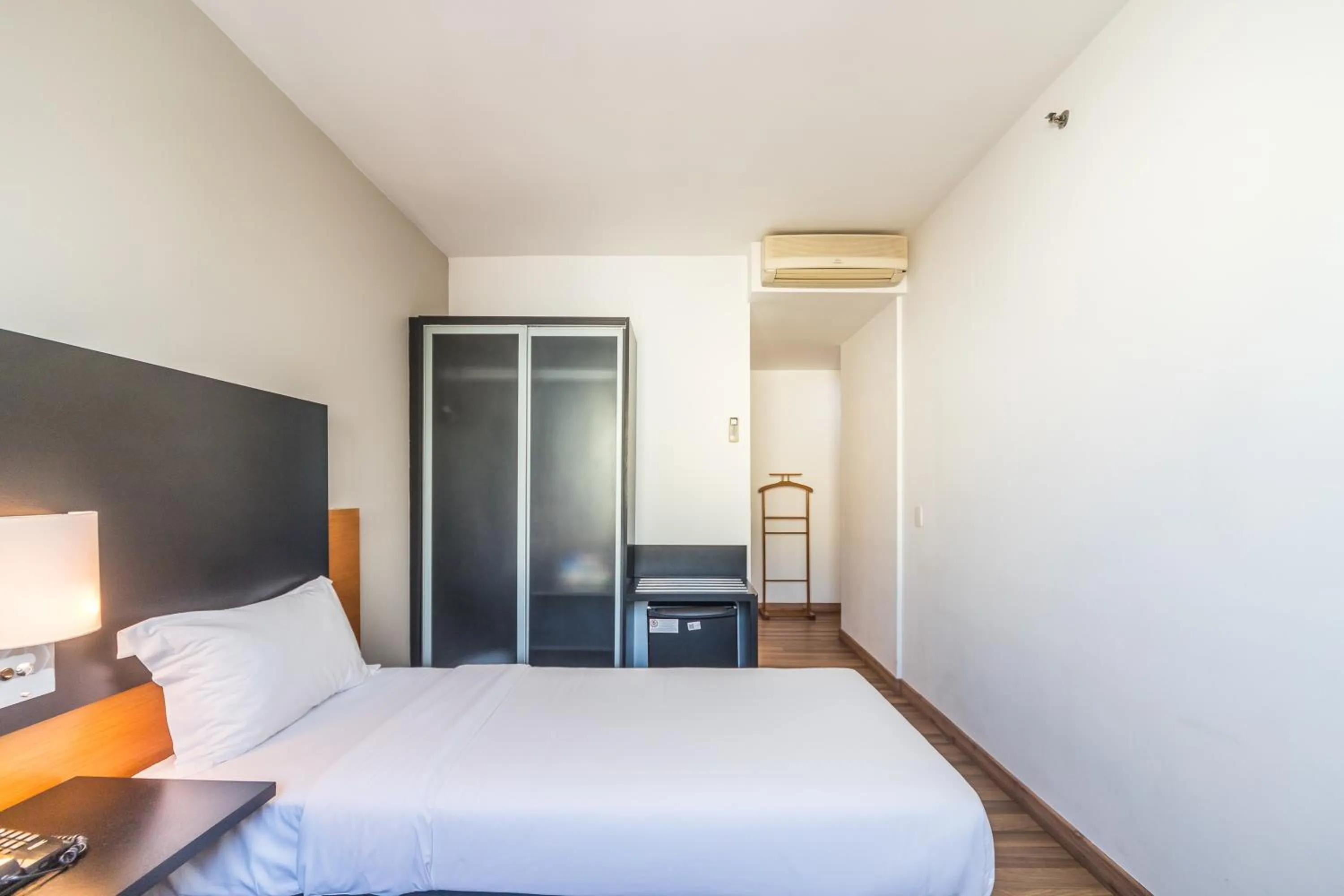 Bed in Paraíso Suítes by Charlie