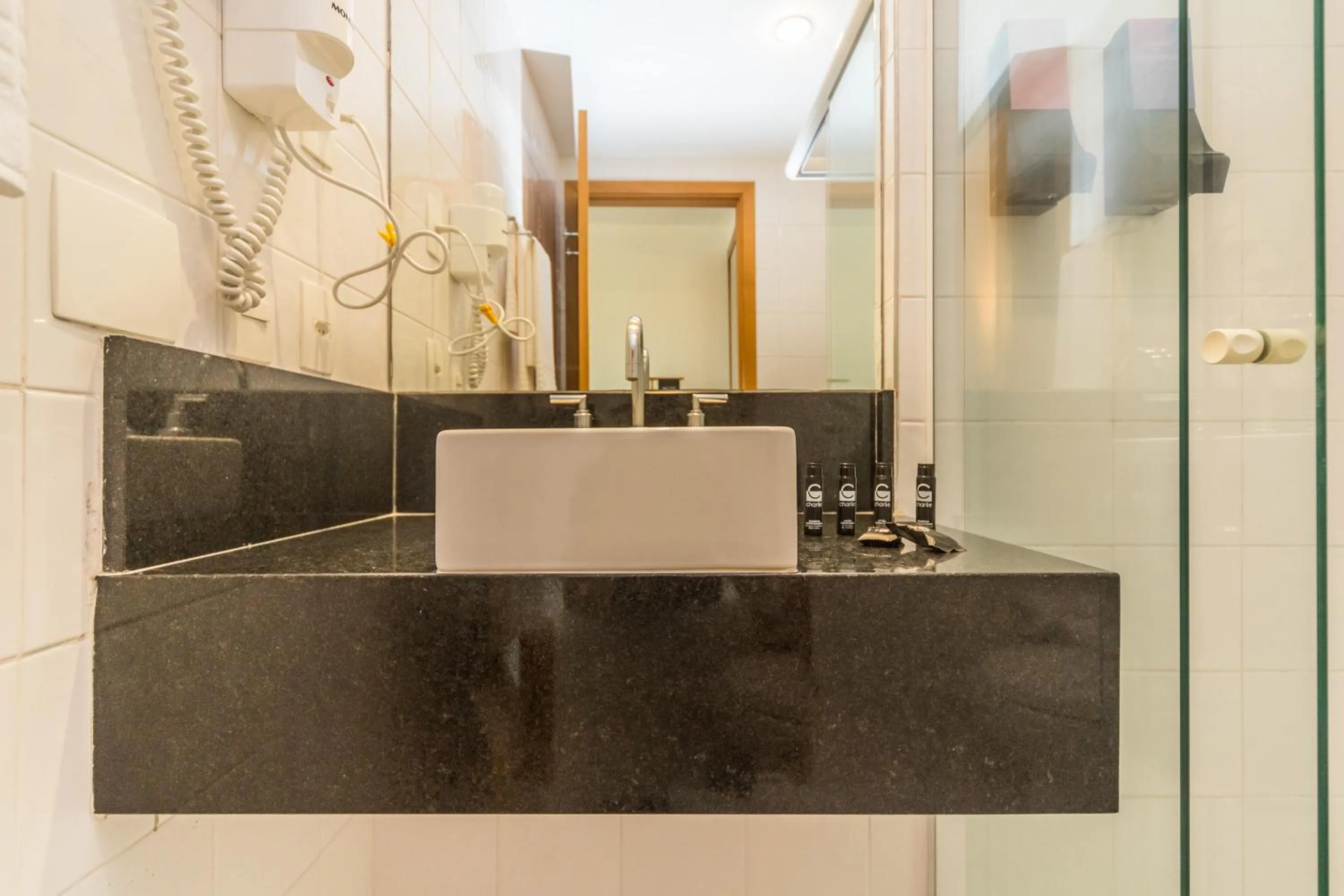 Shower in Paraíso Suítes by Charlie