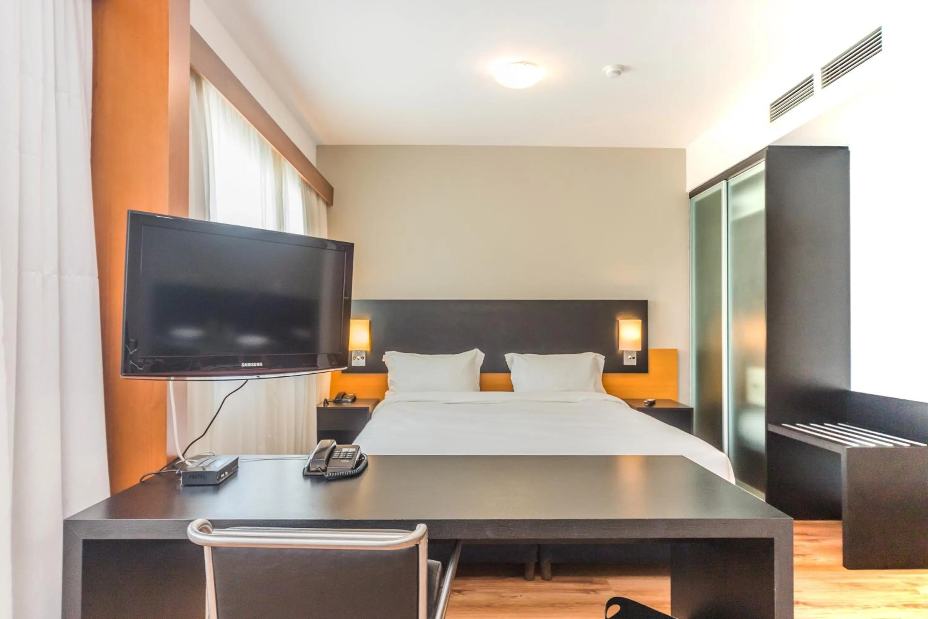 Bed in Paraíso Suítes by Charlie