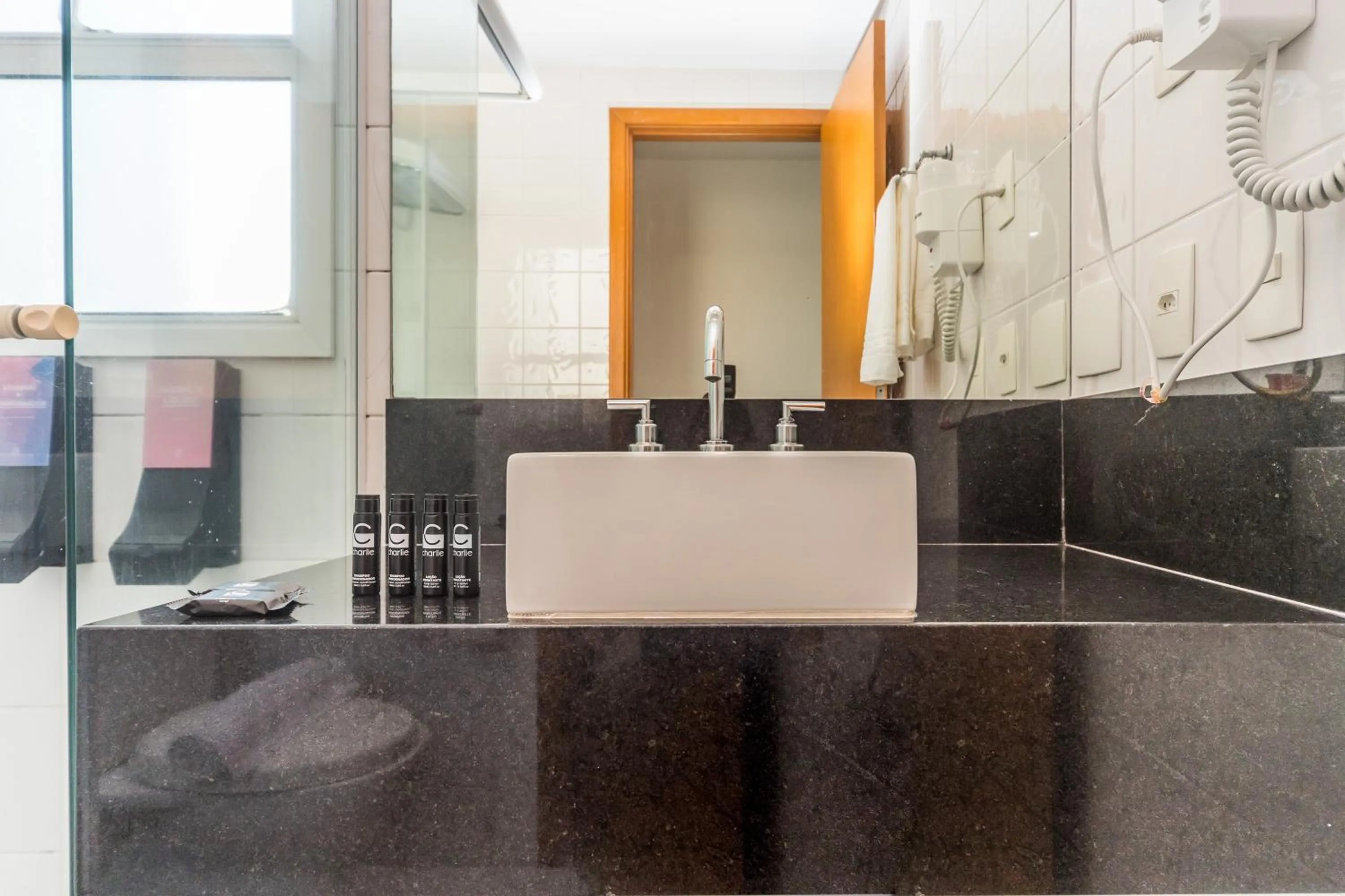 Shower in Paraíso Suítes by Charlie