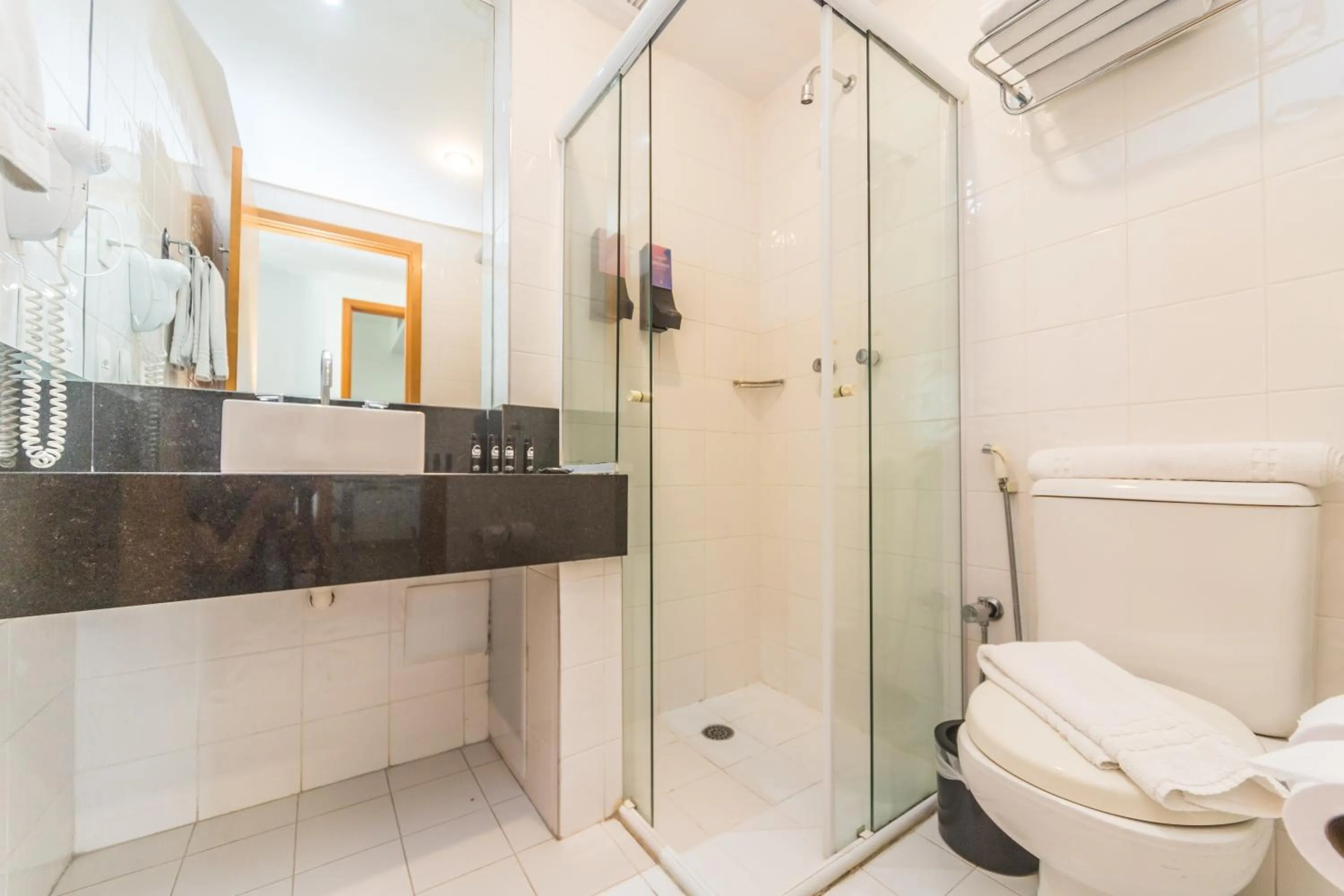 Shower in Paraíso Suítes by Charlie