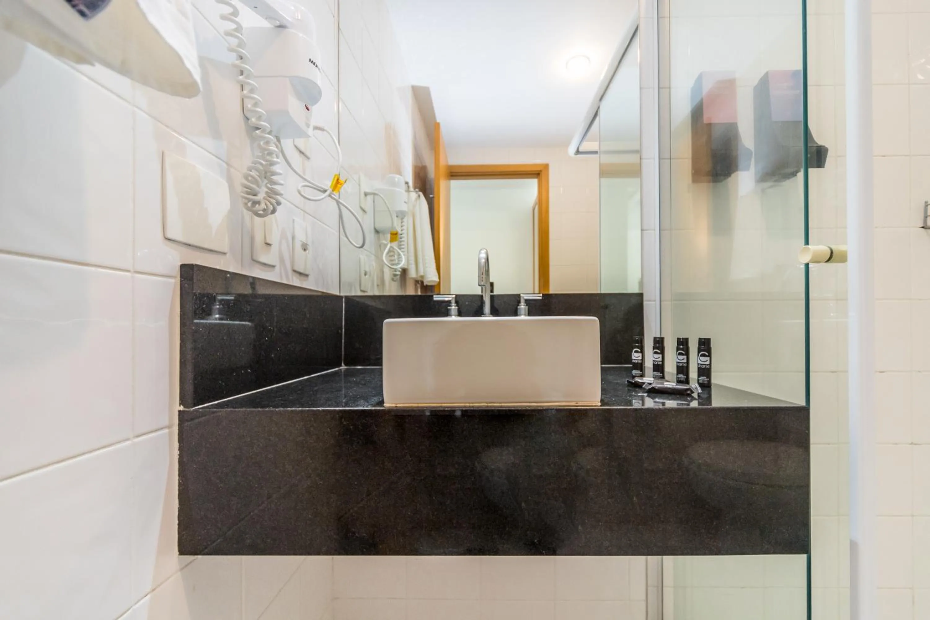 Shower in Paraíso Suítes by Charlie