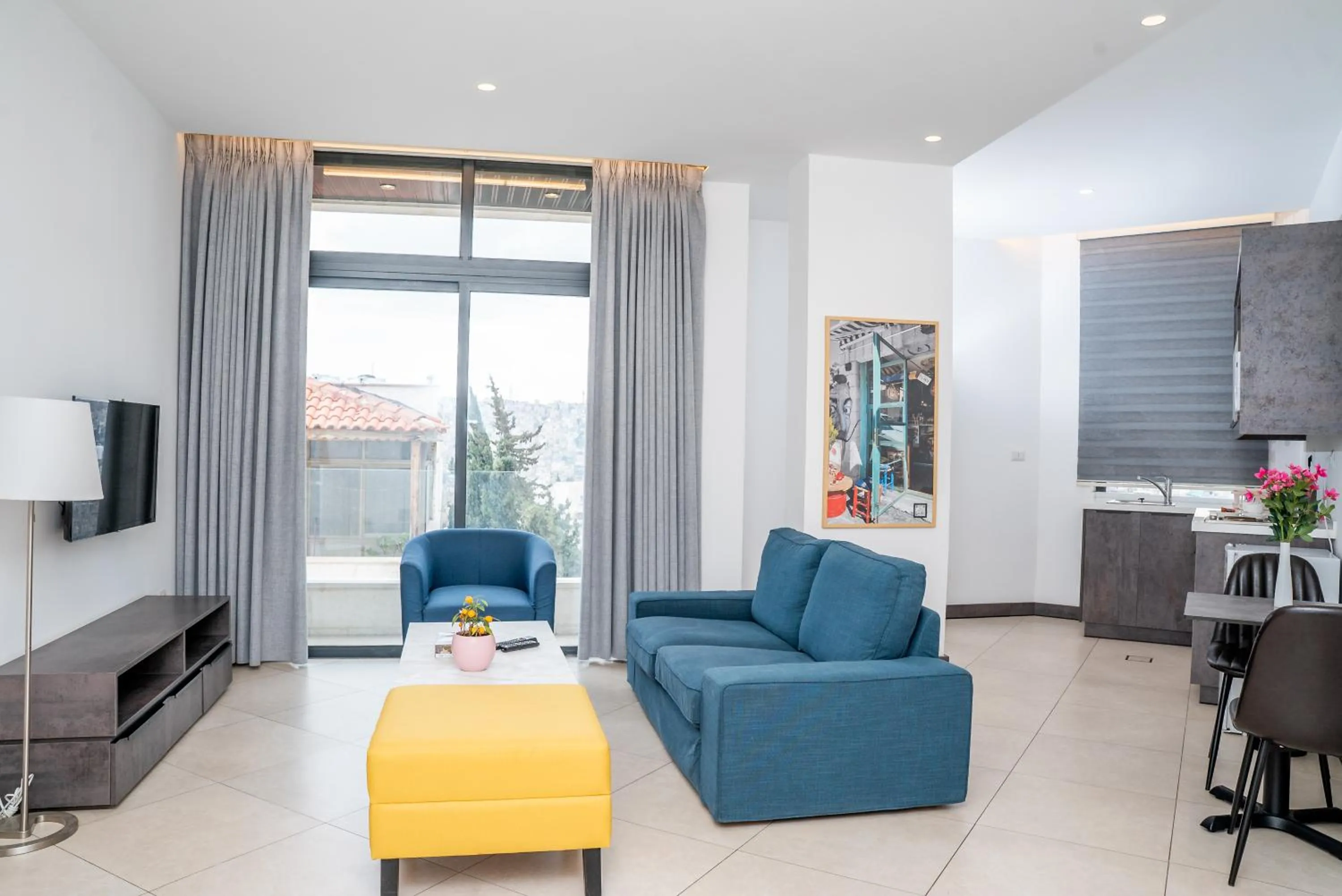 TV and multimedia in Liv Weibdeh Hotel Suites