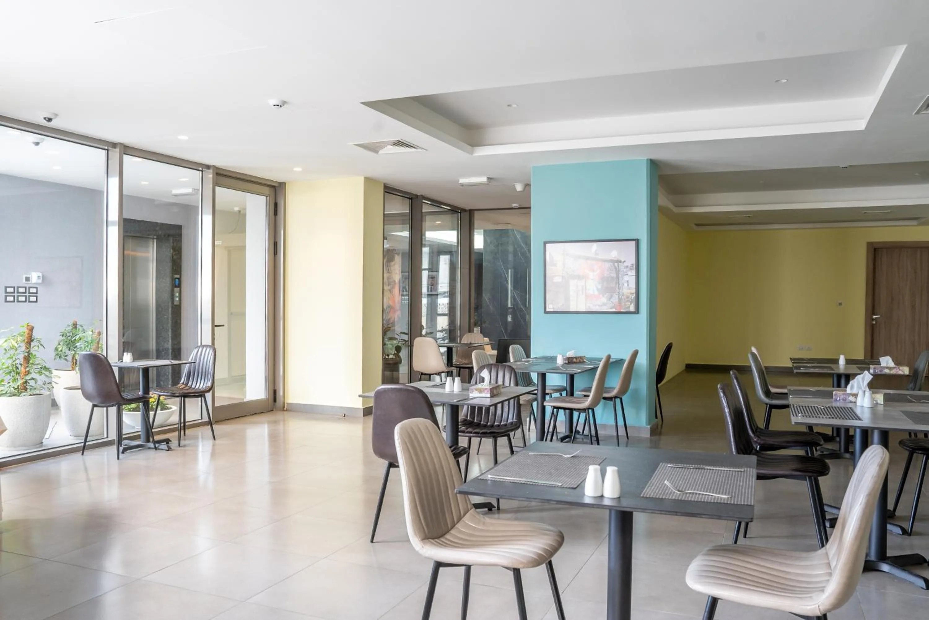 Restaurant/places to eat in Liv Weibdeh Hotel Suites