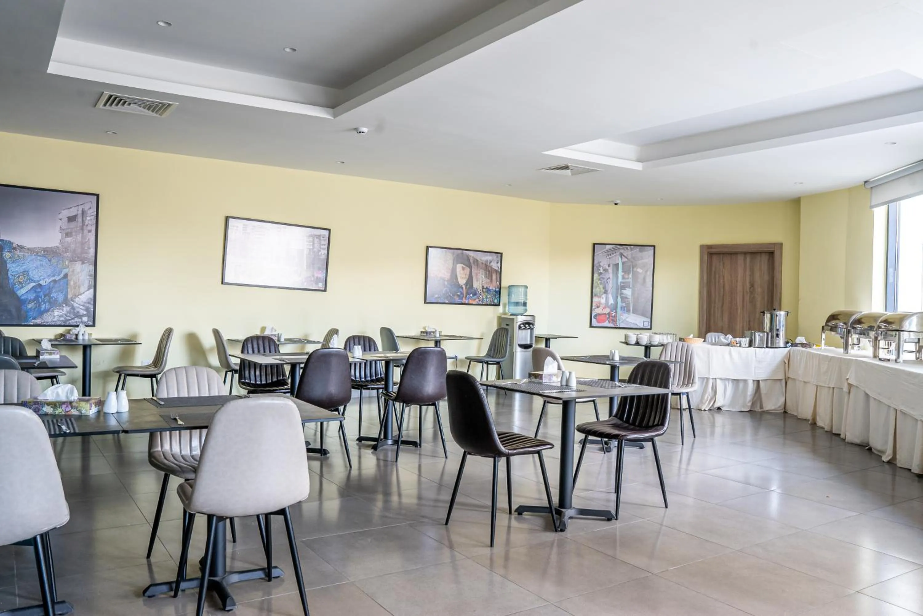 Restaurant/places to eat in Liv Weibdeh Hotel Suites