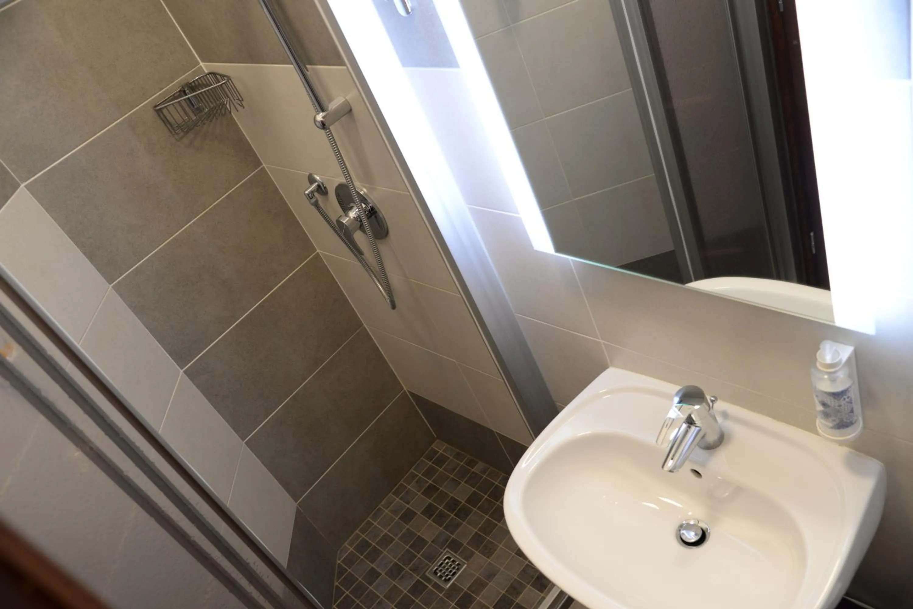 Shower in House of Trento - NO Reception