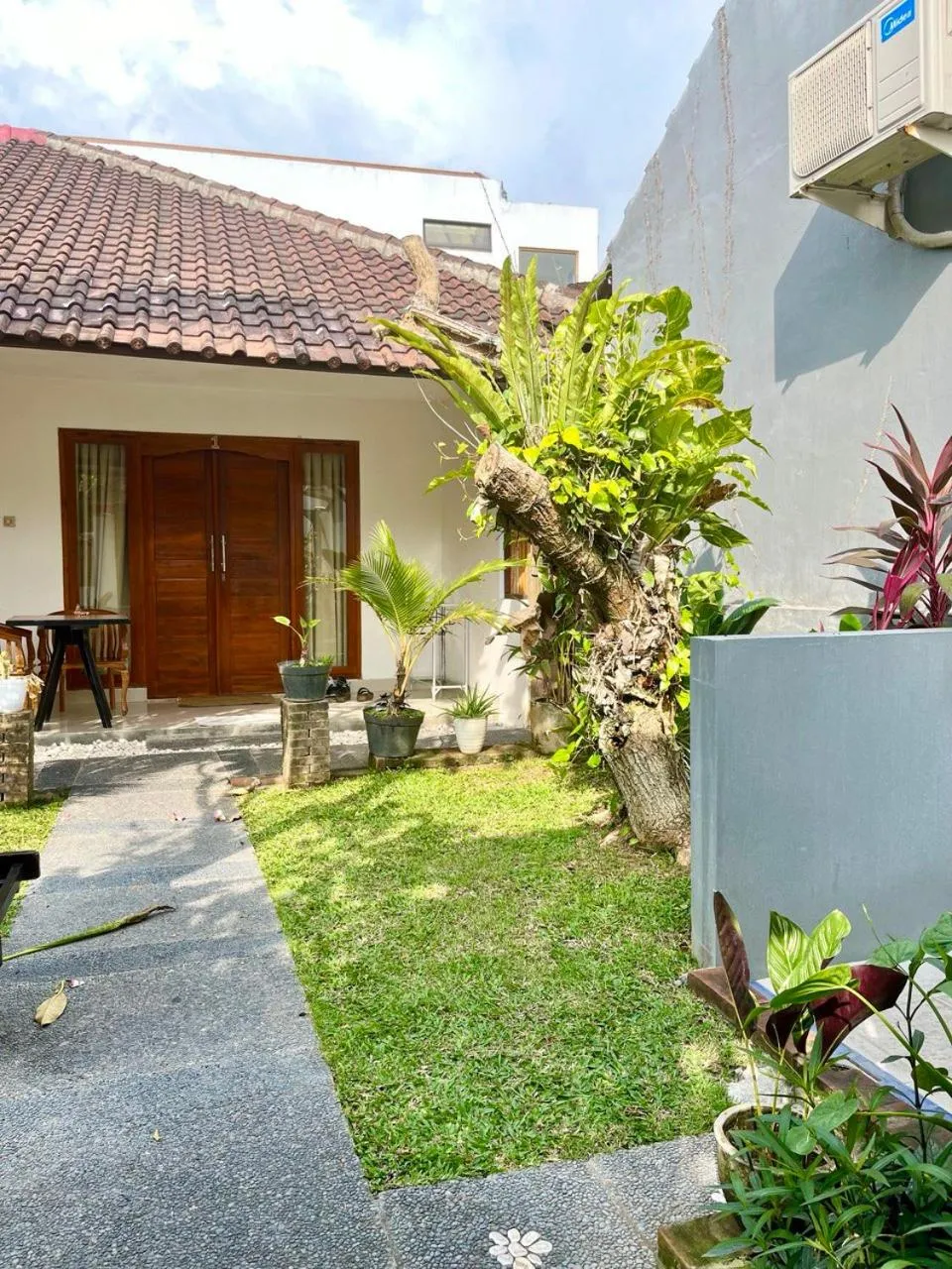 Garden in Pererenan nengah guest house canggu