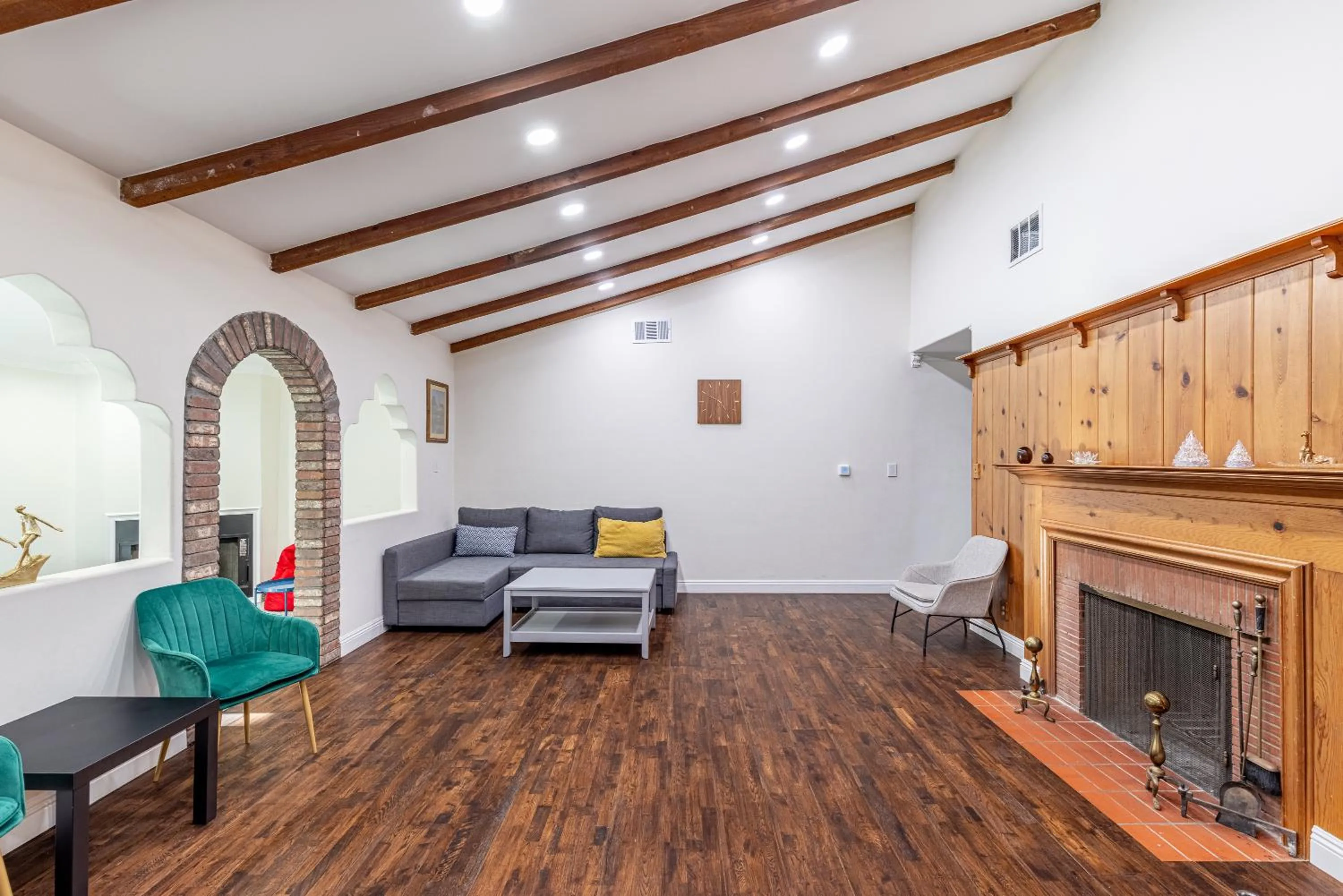 Spacious Home with Garden & Pool