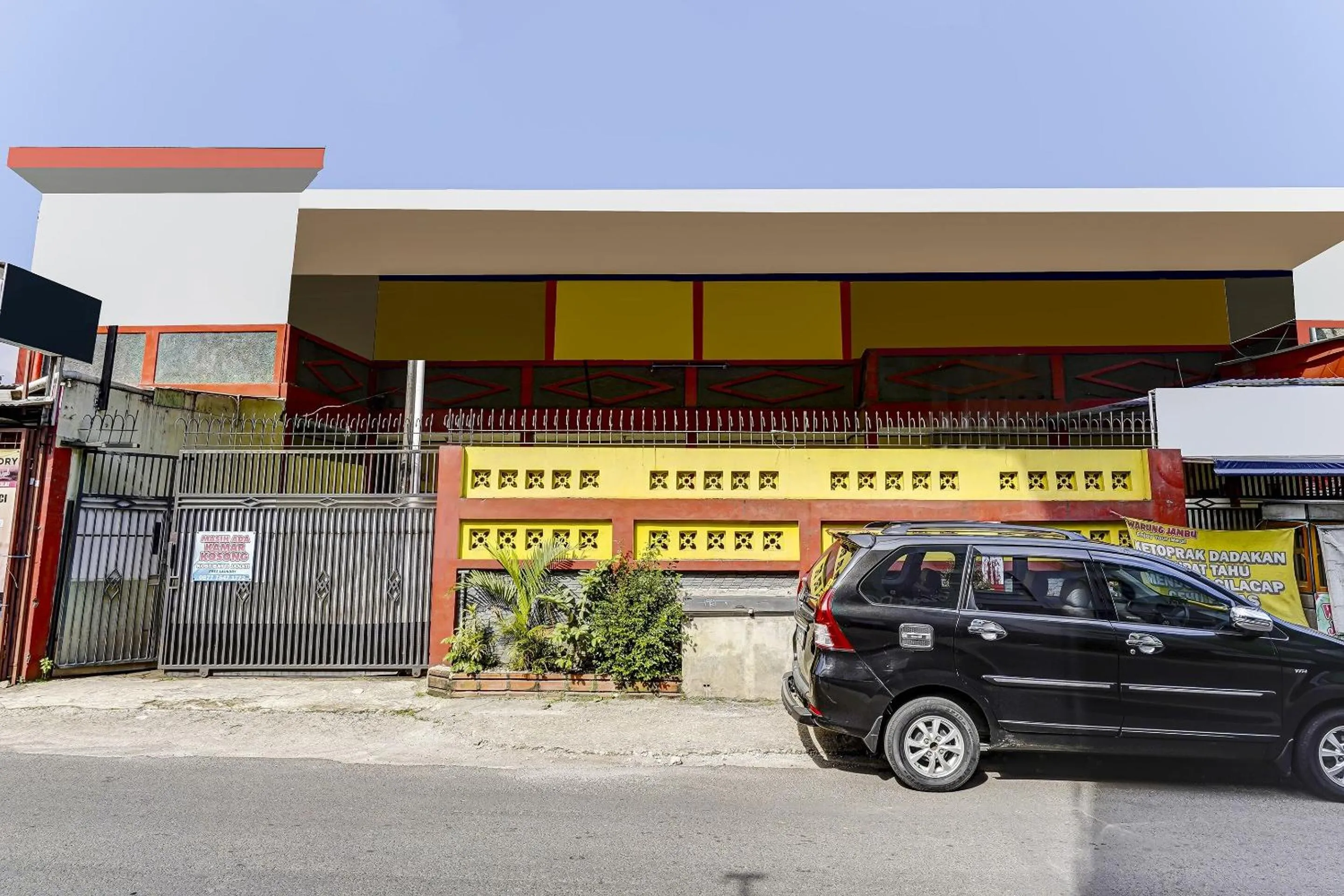 Facade/entrance in SPOT ON 91159 Kost Putrana Syariah