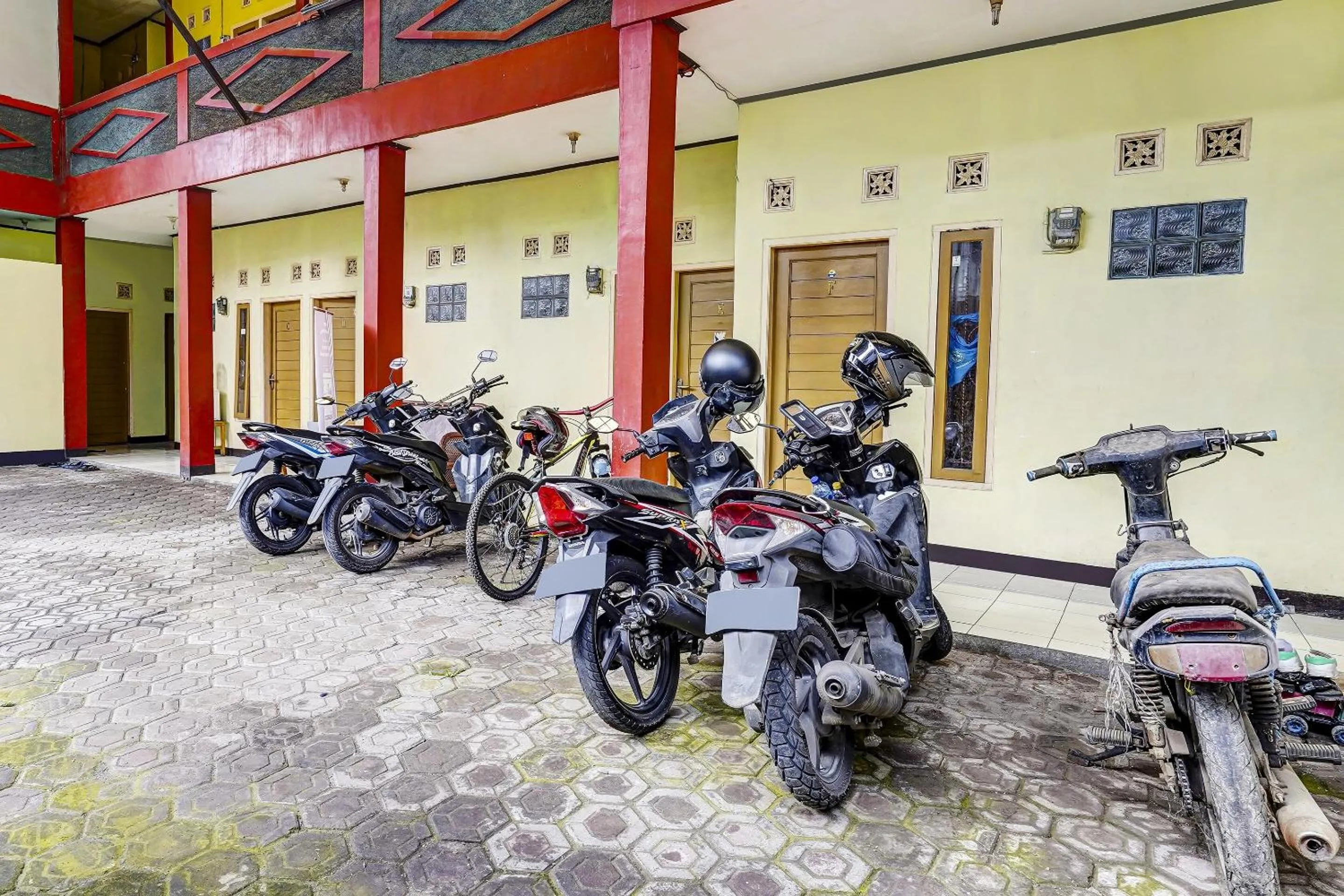 Lobby or reception in SPOT ON 91159 Kost Putrana Syariah