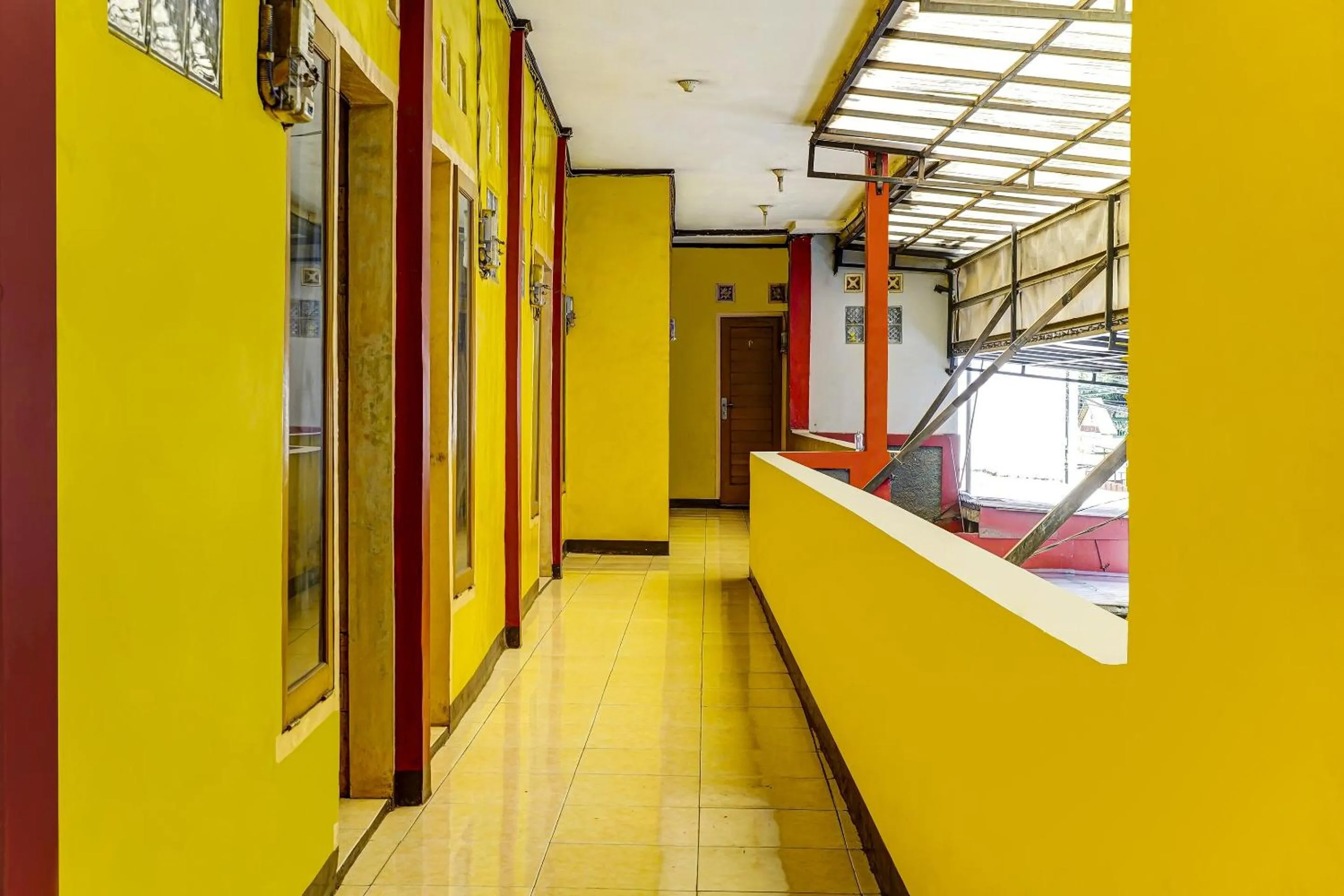 Lobby or reception in SPOT ON 91159 Kost Putrana Syariah