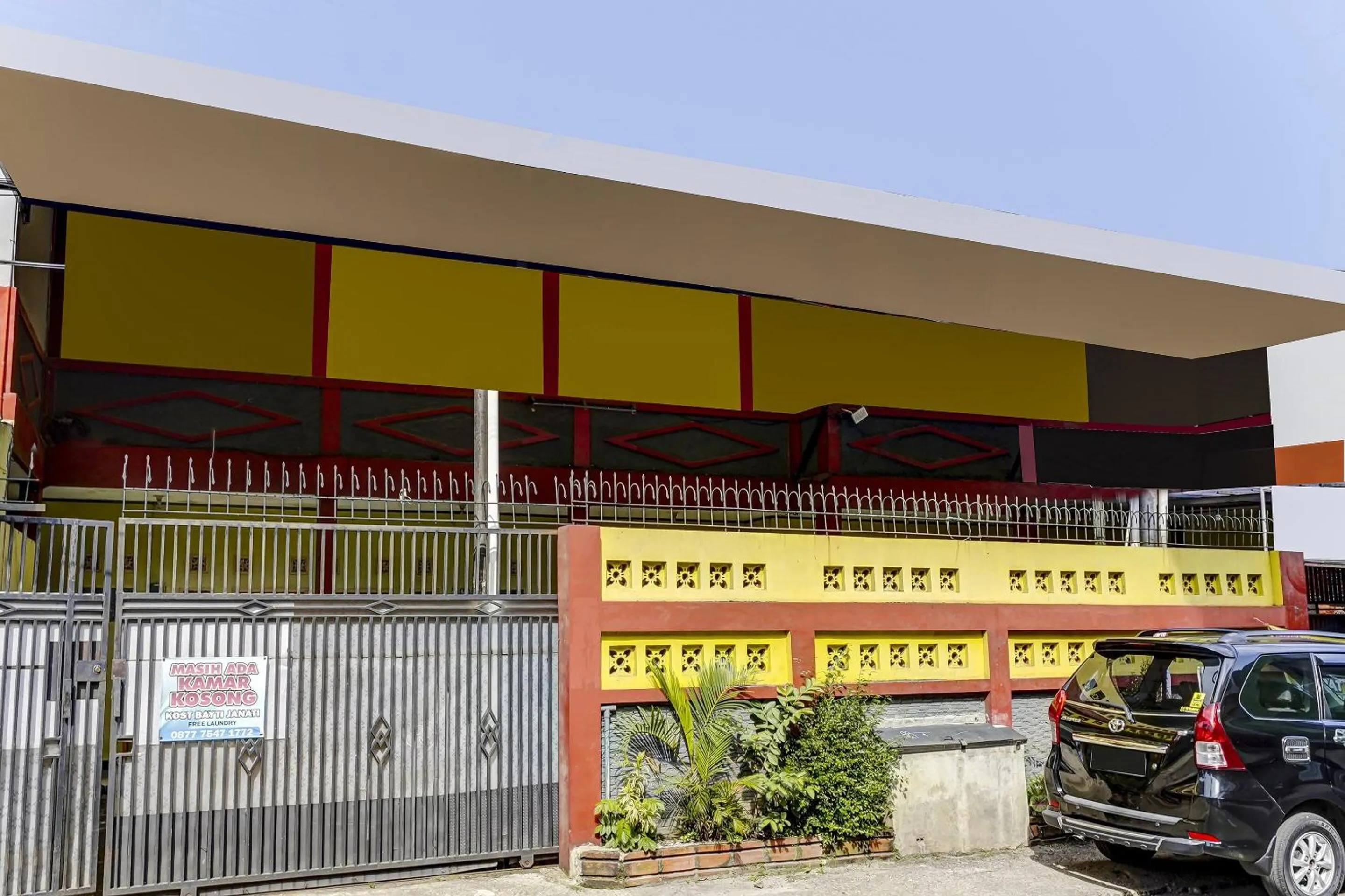 Facade/entrance in SPOT ON 91159 Kost Putrana Syariah