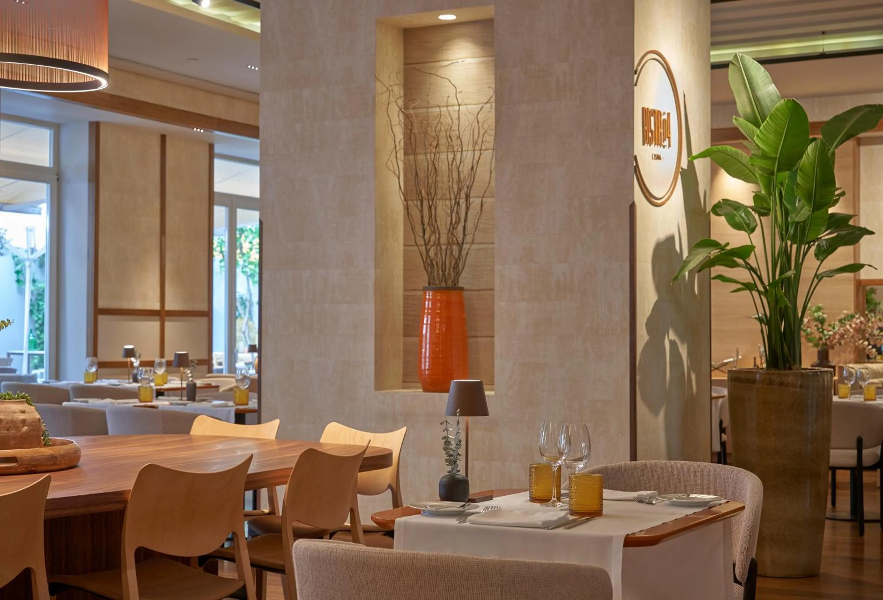 Restaurant/places to eat in PortoBay Liberdade