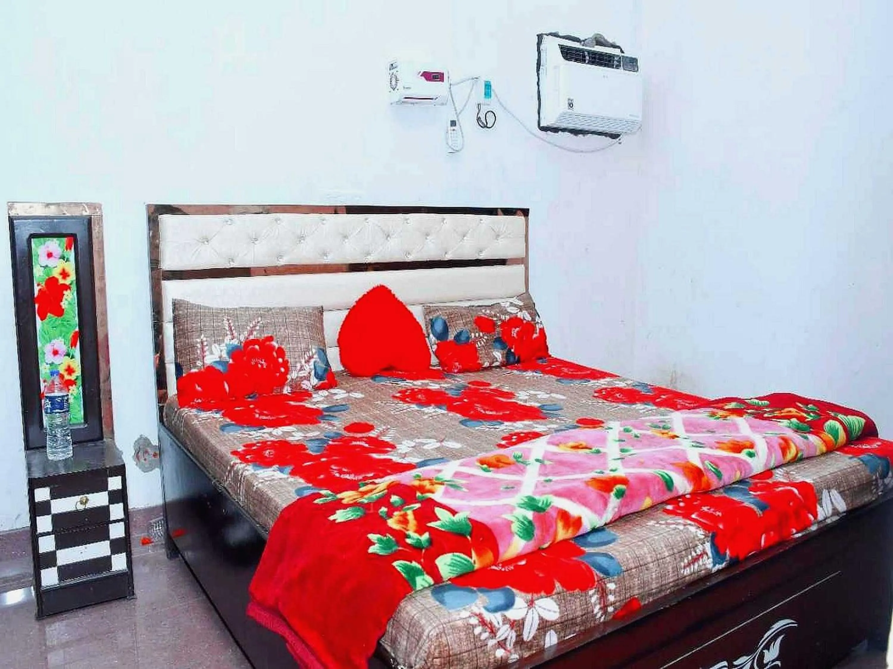 Facade/entrance, Bed in SPOT ON Harsh Hotel