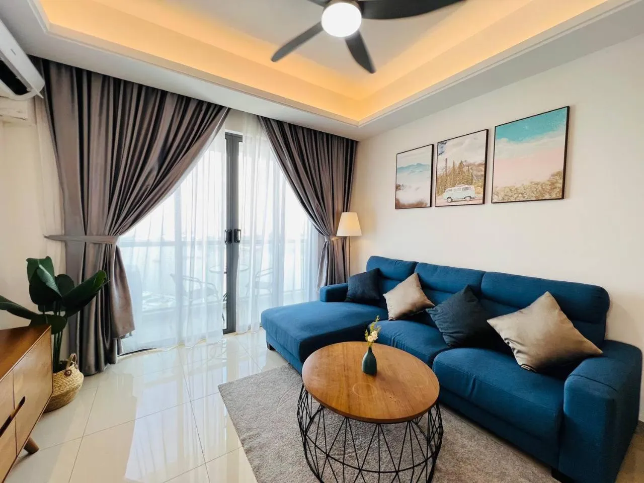 Living room in R&F PRINCESS COVE by ANJU