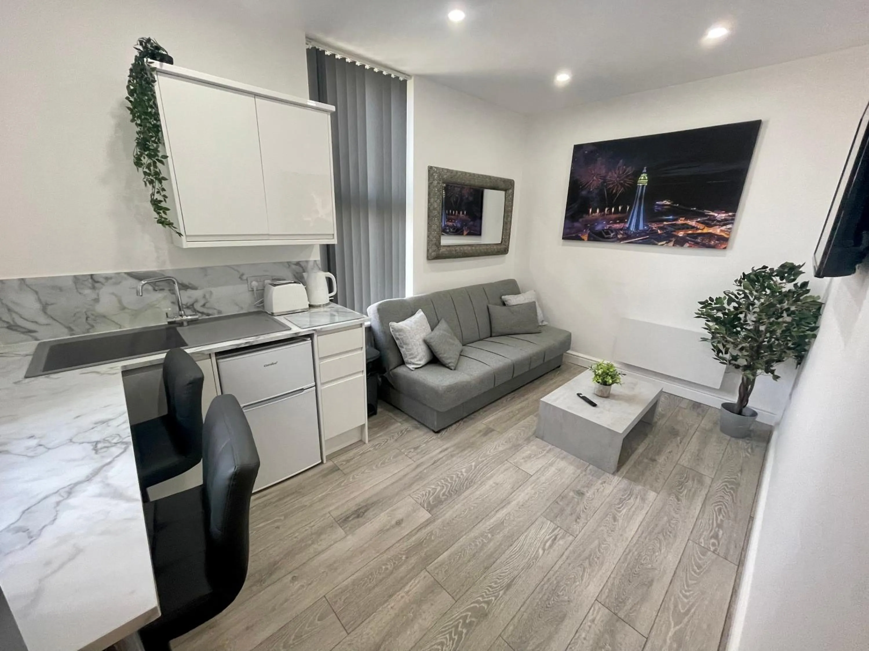 Living room in Osborne hot tub and jacuzzi suites
