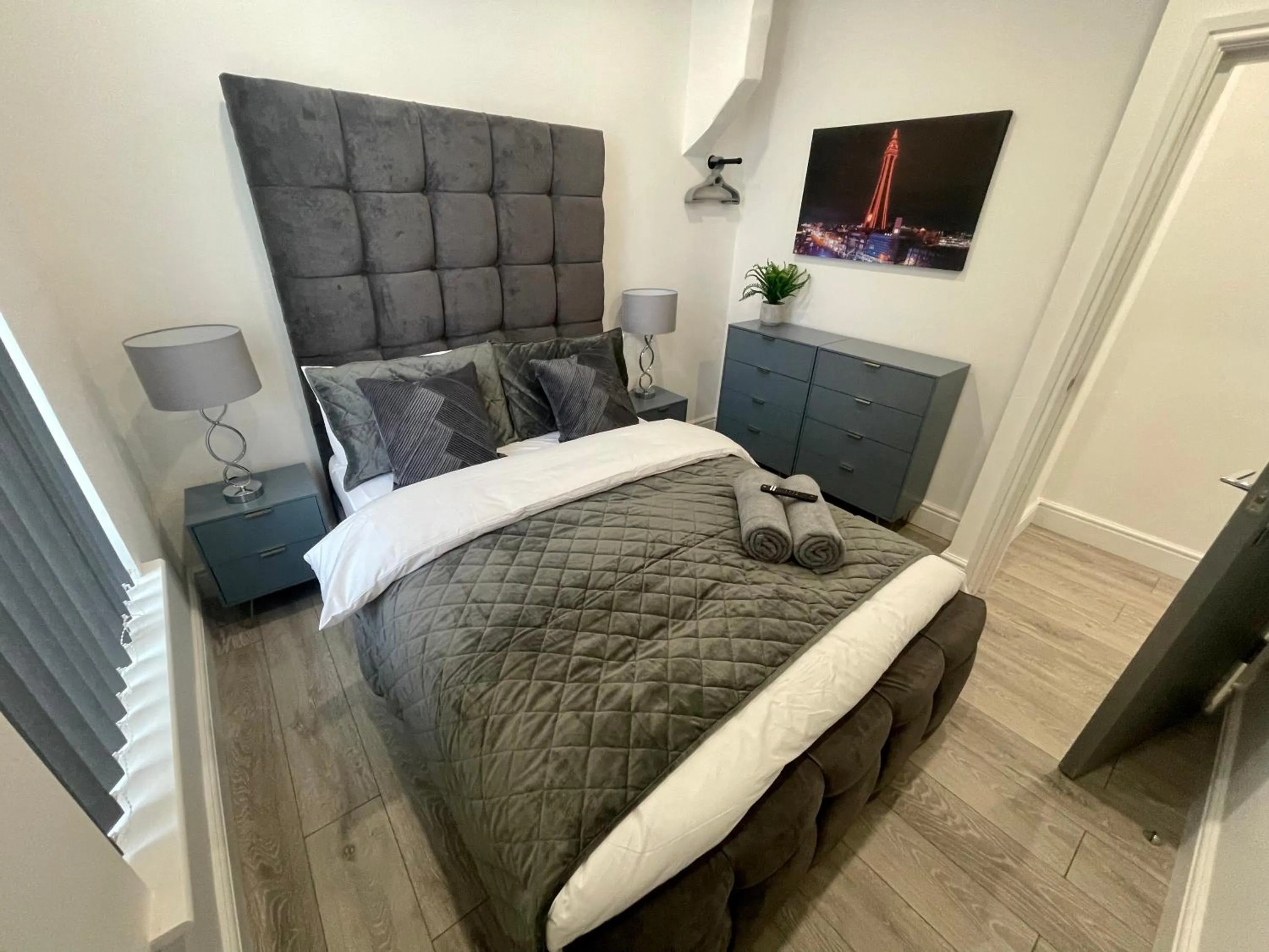 Bedroom, Bed in Osborne hot tub and jacuzzi suites