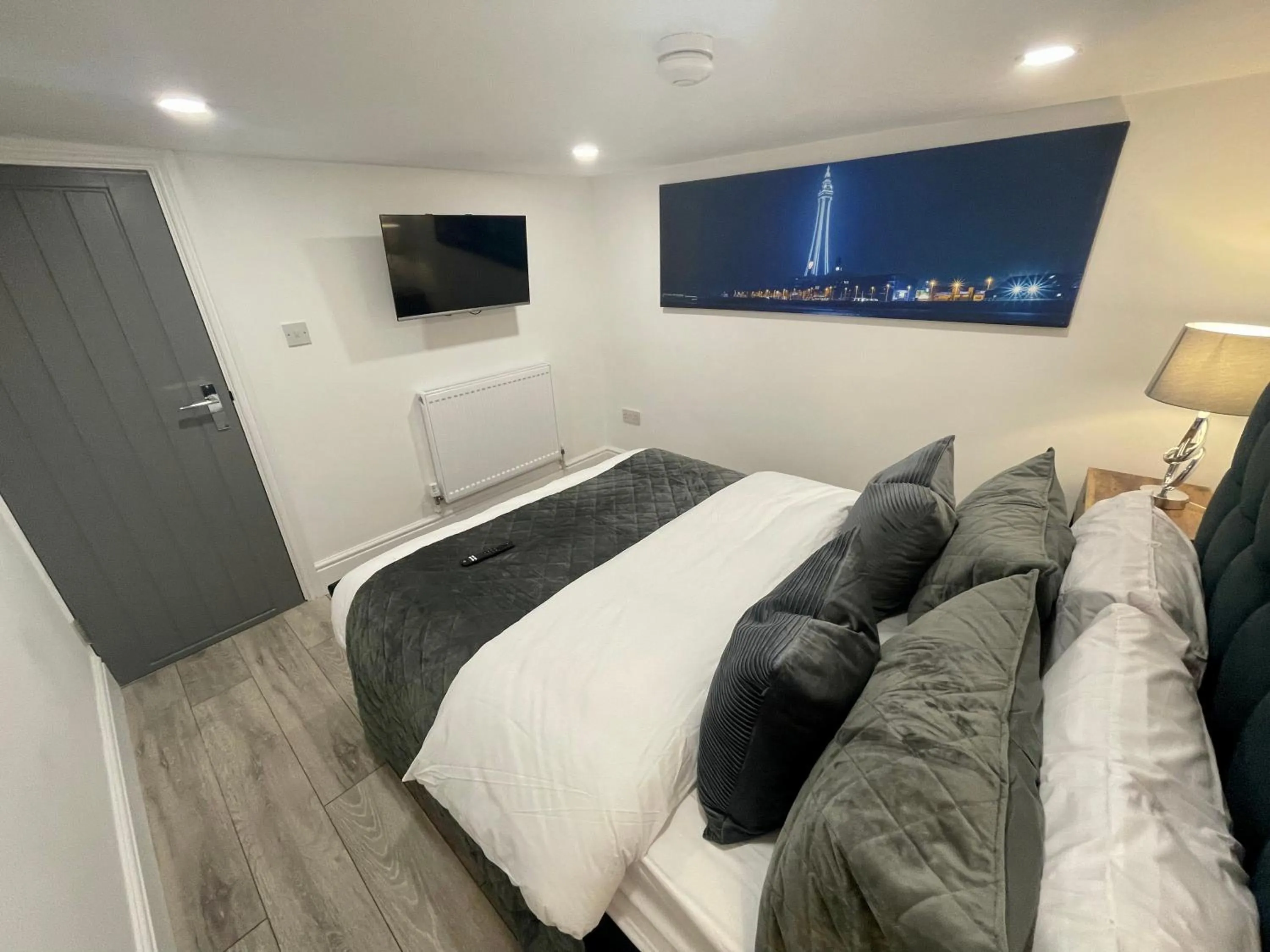 Bedroom, Bed in Osborne hot tub and jacuzzi suites