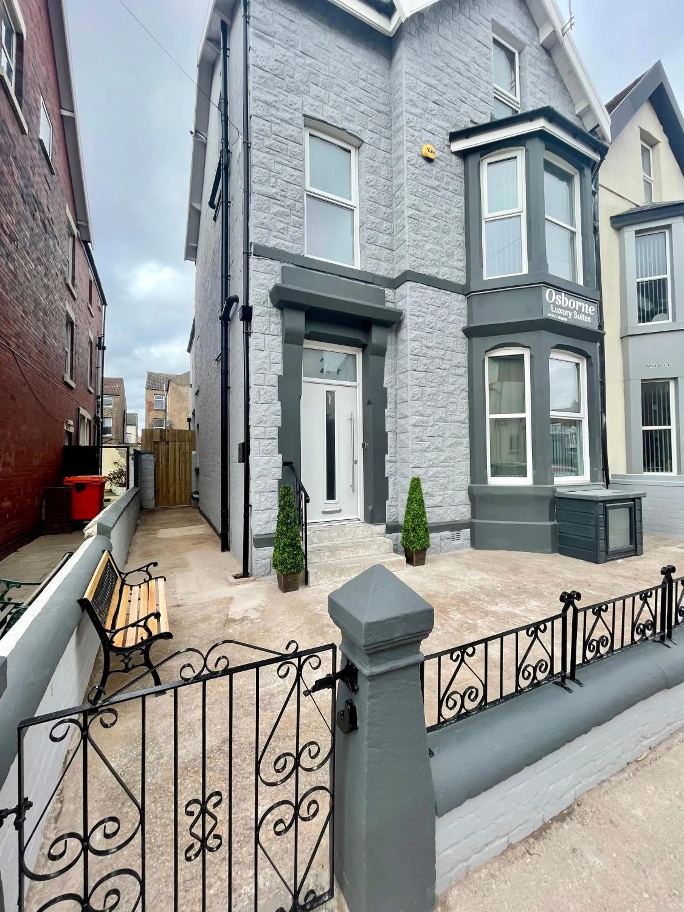 Property building in Osborne hot tub and jacuzzi suites