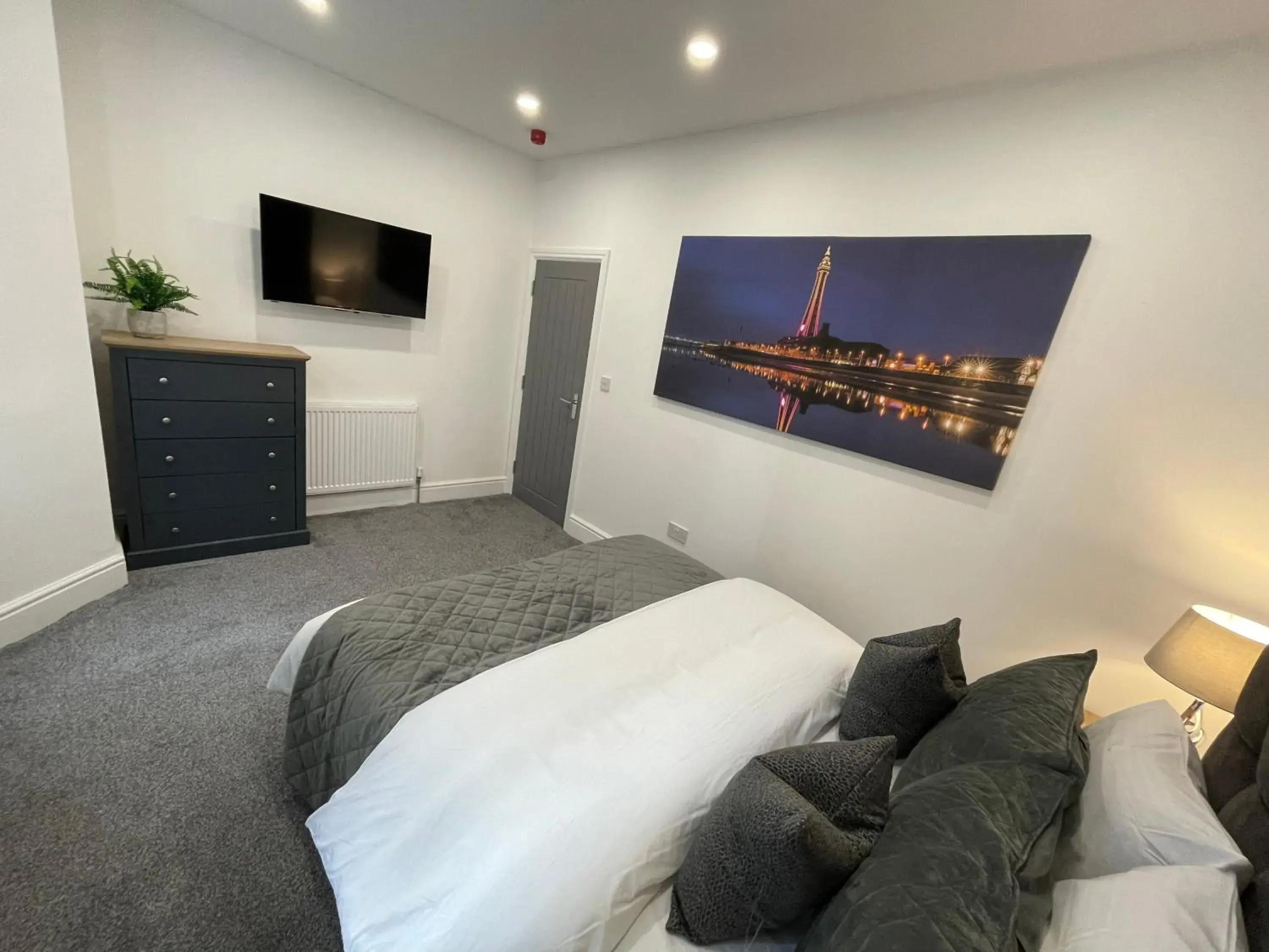 delux suite with spa bath and hot tub garden in Osborne hot tub and jacuzzi suites delux suite with spa bath and hot tub garden in Osborne hot tub and jacuzzi suites