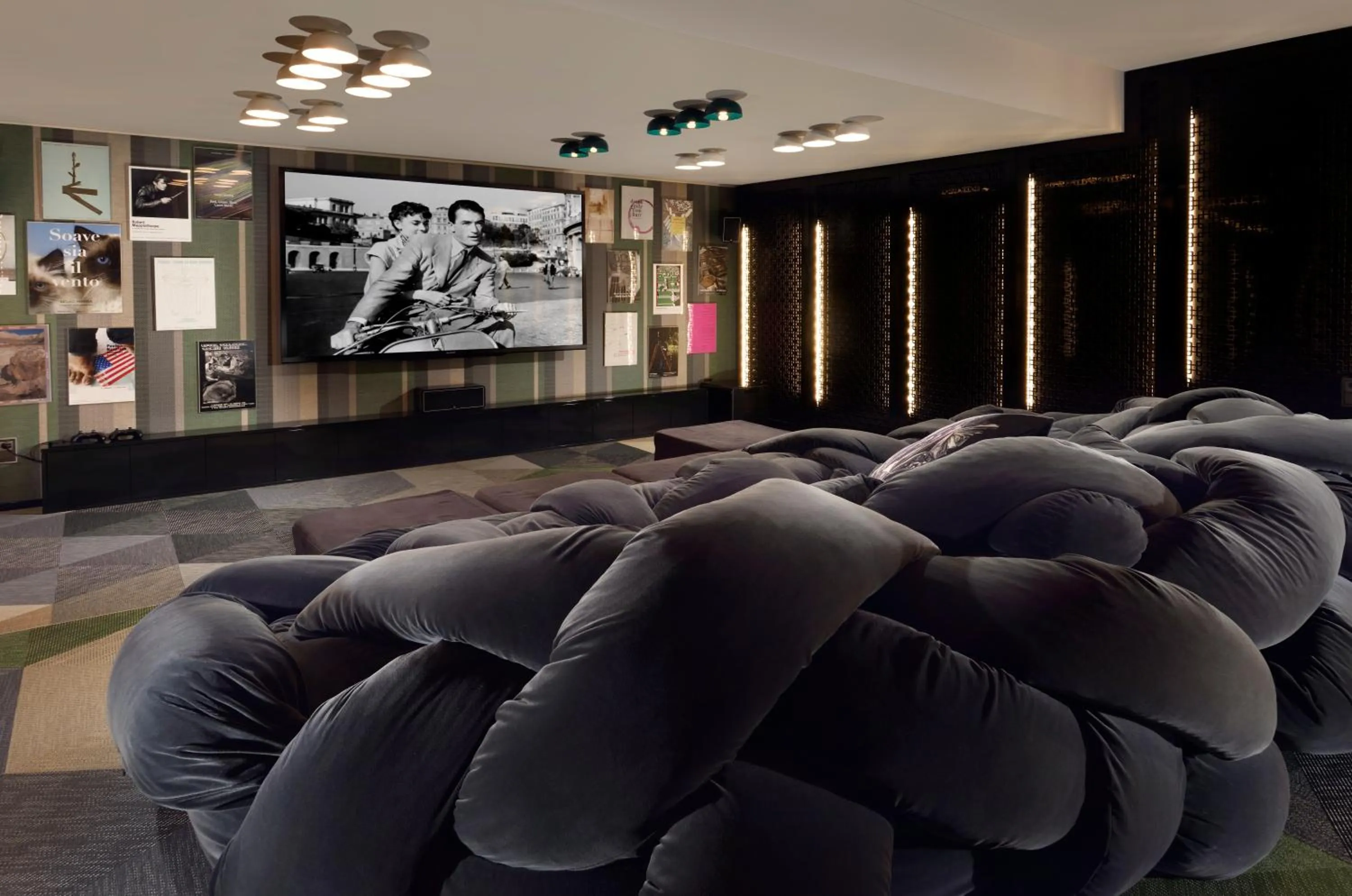 Communal lounge/ TV room in Magic Forte