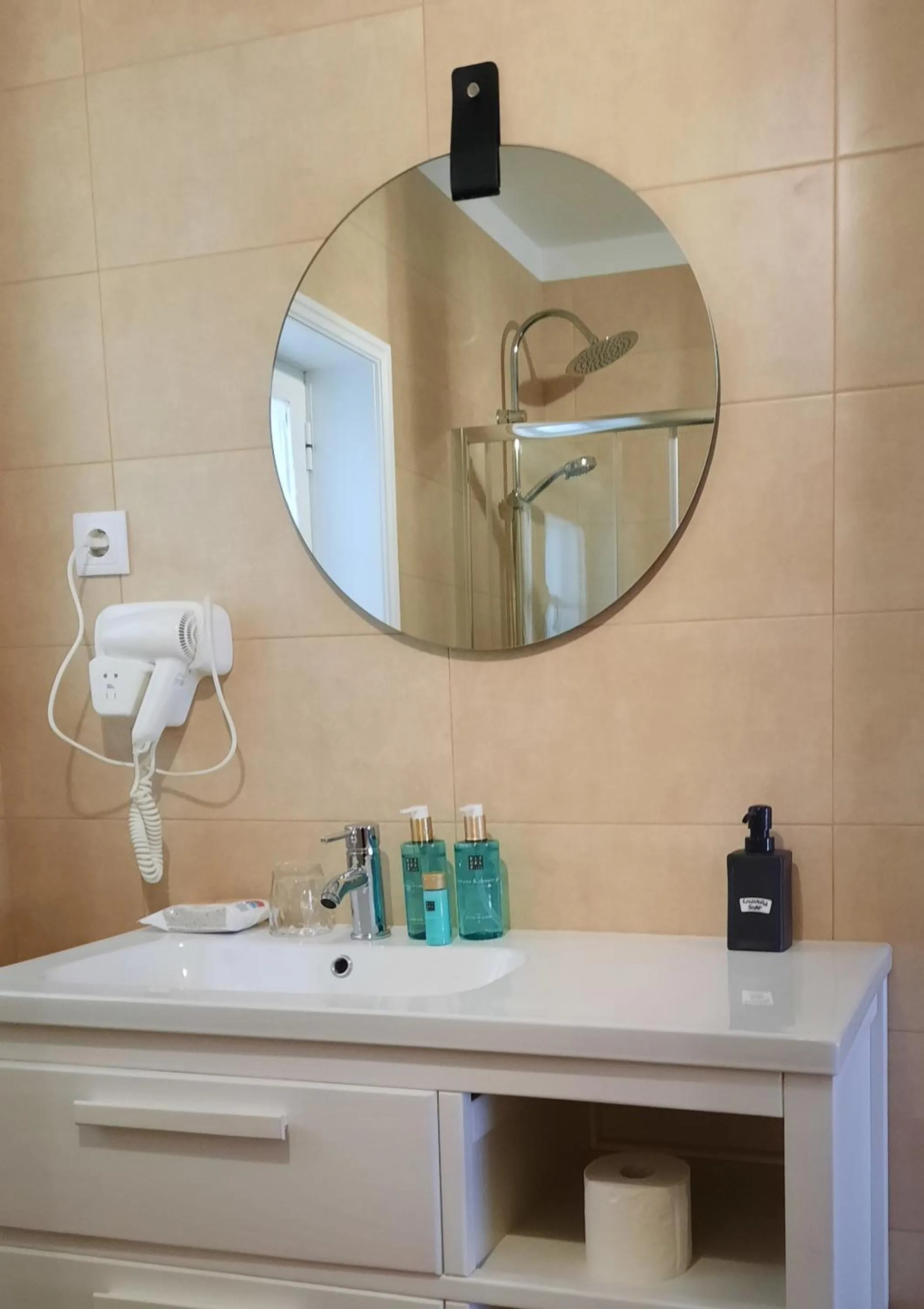 Bathroom in Smiling Places - Guest House in Labruge